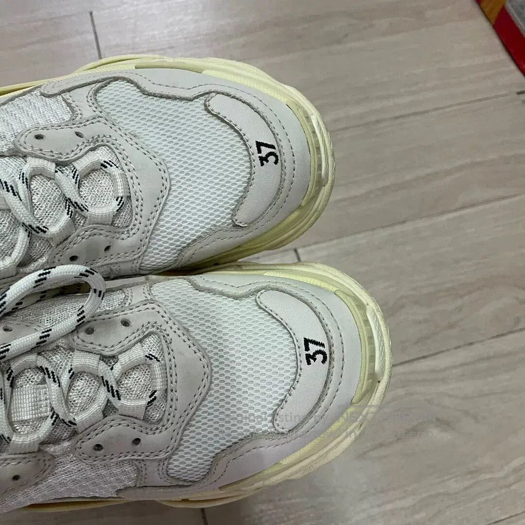 Balenciaga Balenciaga Triple S Sneakers White Brown. Size US 6 / EU 39 - 8 Thumbnail