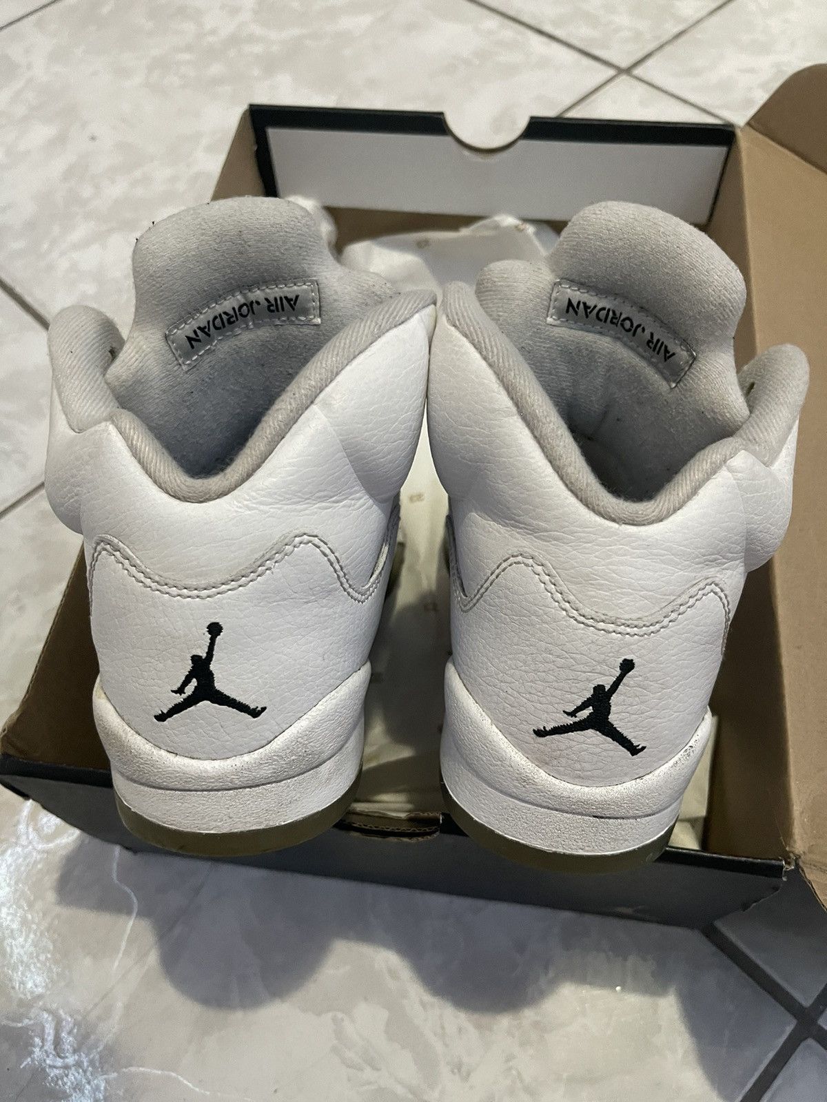 J Shoes × Jordan Brand × Nike Jordan Retro 5 White Metallic 2014 Size US 5.5 / EU 38 - 2 Thumbnail