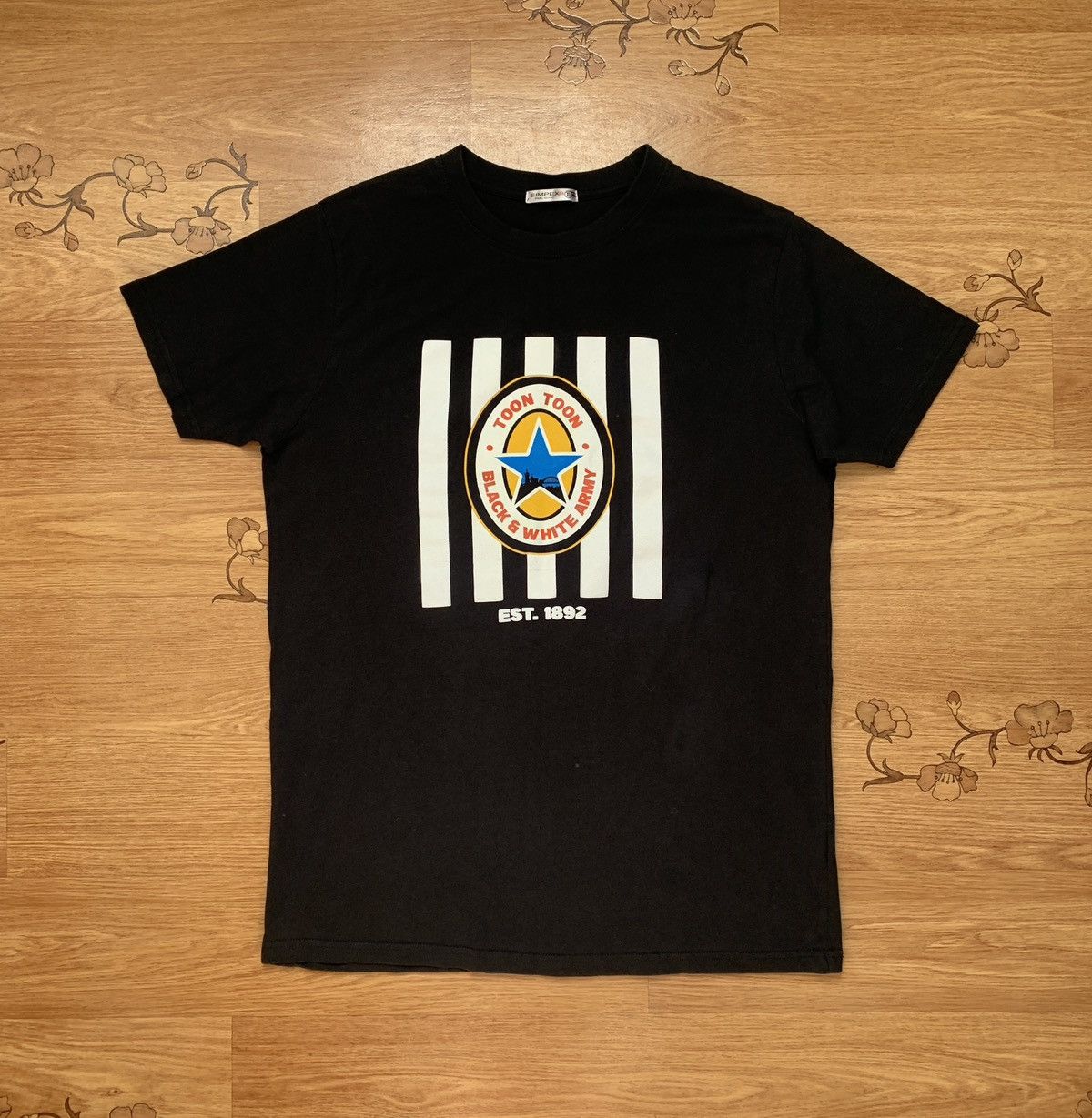 Other Vintage Newcastle United Black & white Army Support T Shirt Size US M / EU 48-50 / 2 - 1 Thumbnail