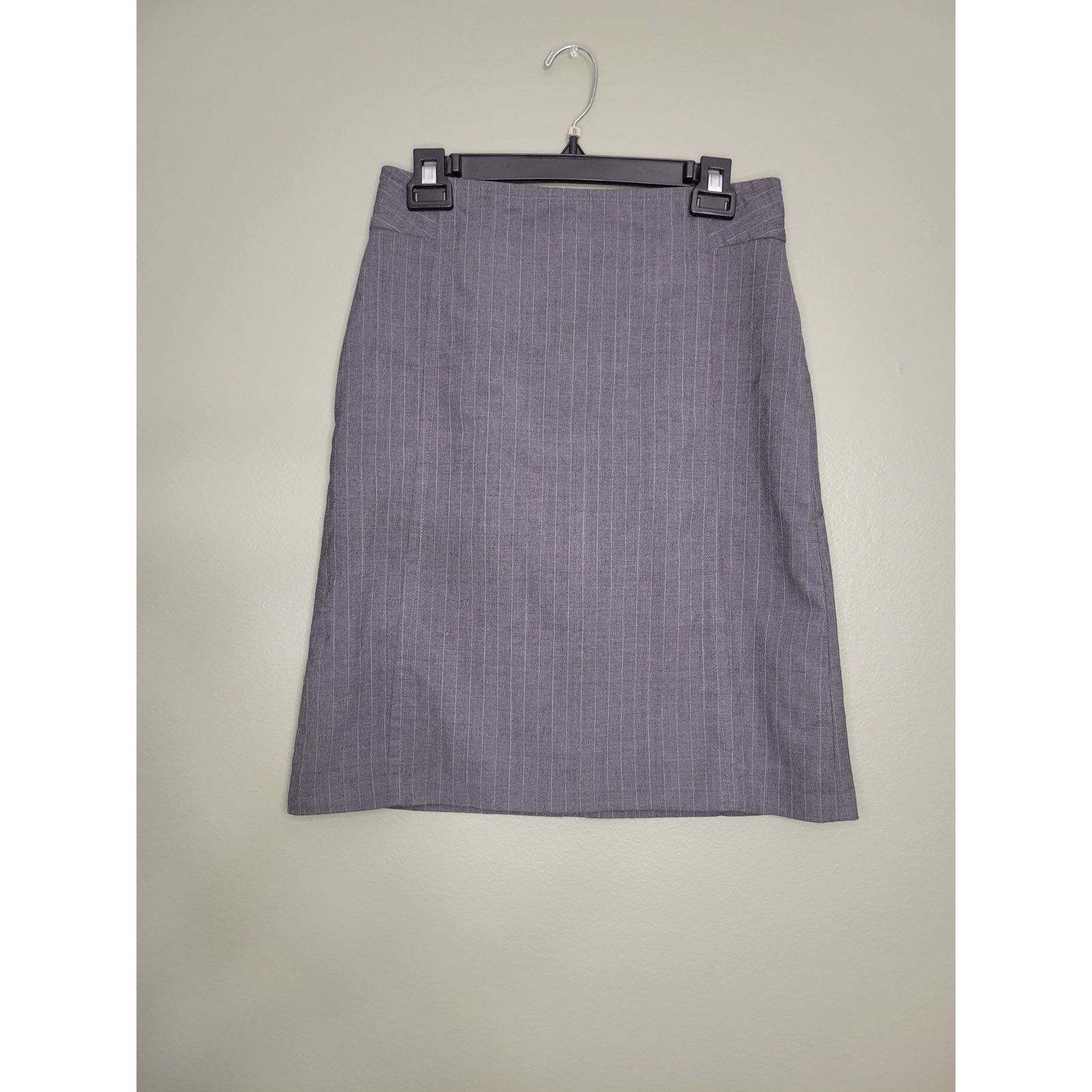 Banana Republic Women's Banana Republic Gray Pinstriped Pencil Skirt Size 2 Size 27" / US 4 / IT 40 - 1 Thumbnail