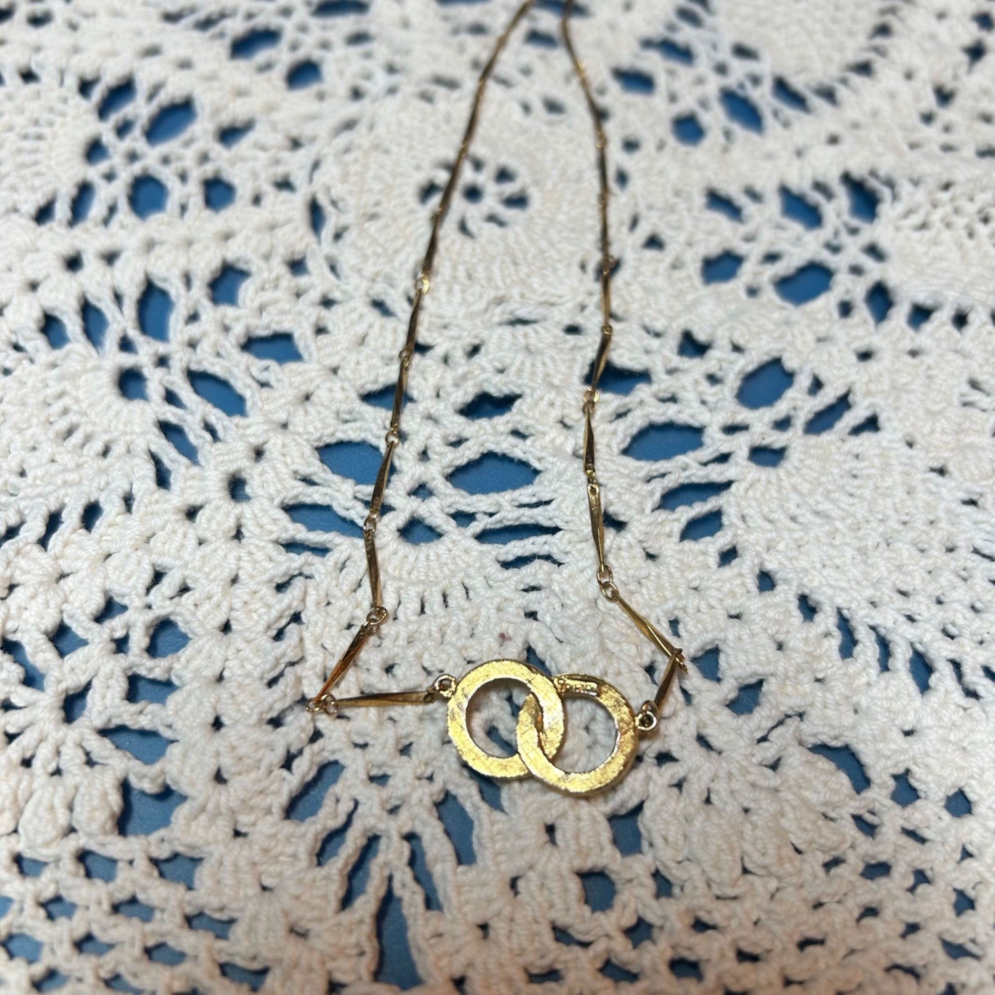 Vintage Vintage Trifari Gold Tone Infinity Interlocking Circles Rhin Size ONE SIZE - 6 Thumbnail