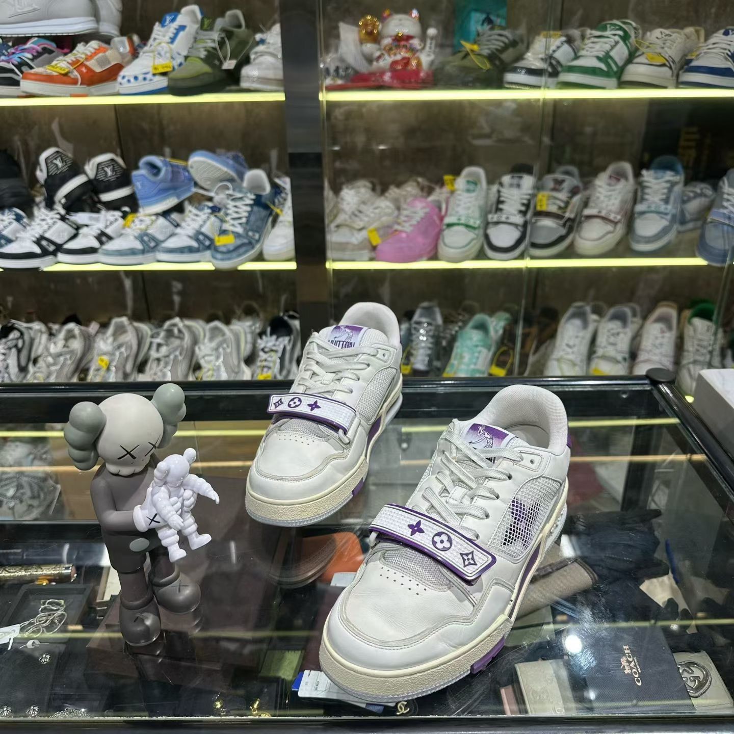 Louis Vuitton Louis Vuitton Training Multi Lowtop Sneakers 8 Men Size US 8 / EU 41 - 1 Thumbnail