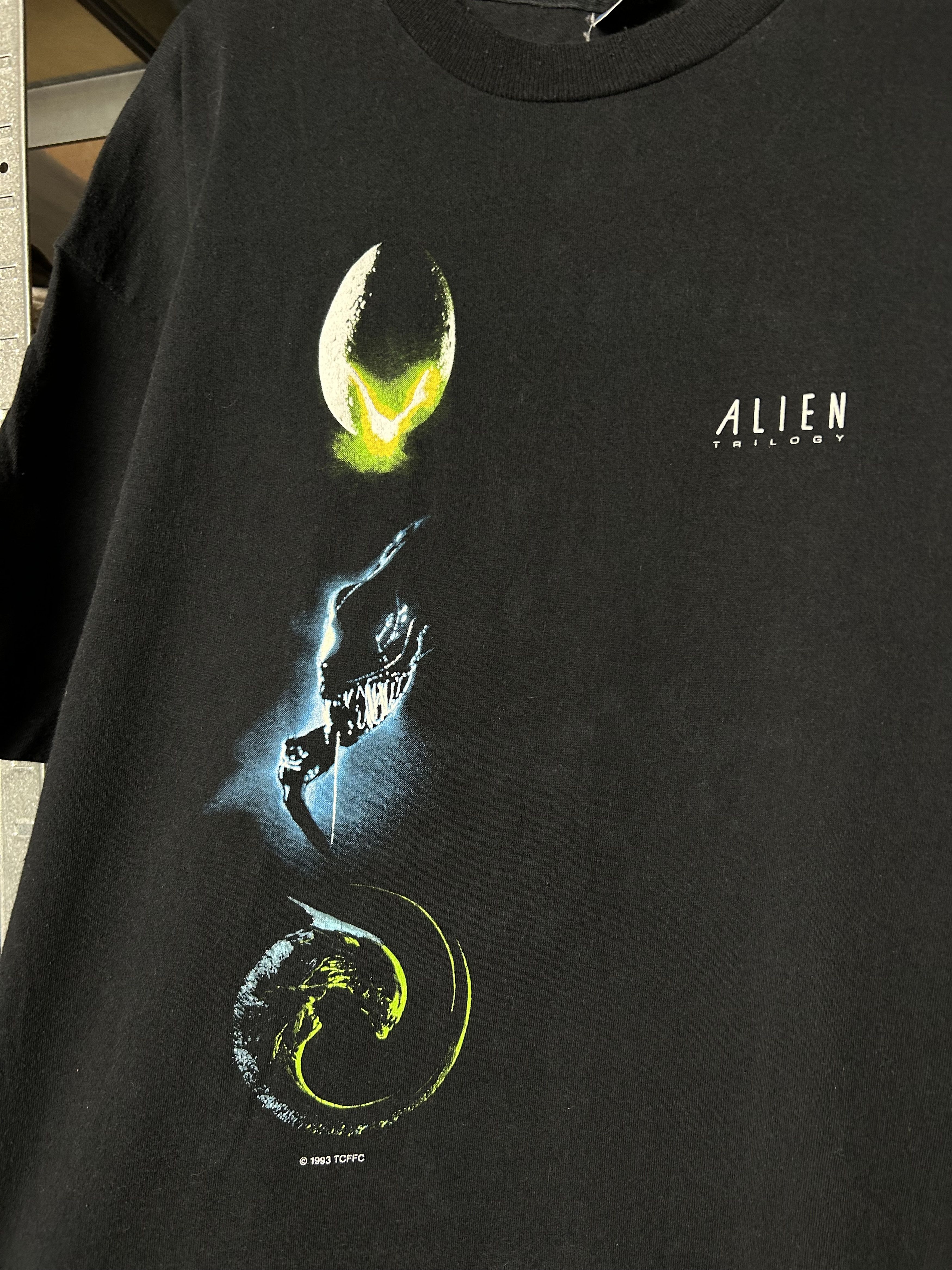 Vintage Vintage 1993 Alien Trilogy Horror Movie T-shirt Size US XL / EU 56 / 4 - 5 Thumbnail