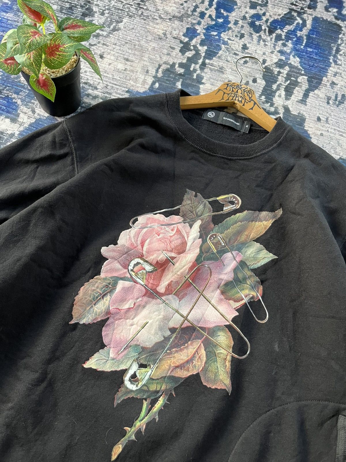 GU × Japanese Brand × Undercover RARE Undercover x Gu Flower Pin Logo Sweetshirts Japan Size US XL / EU 56 / 4 - 2 Thumbnail