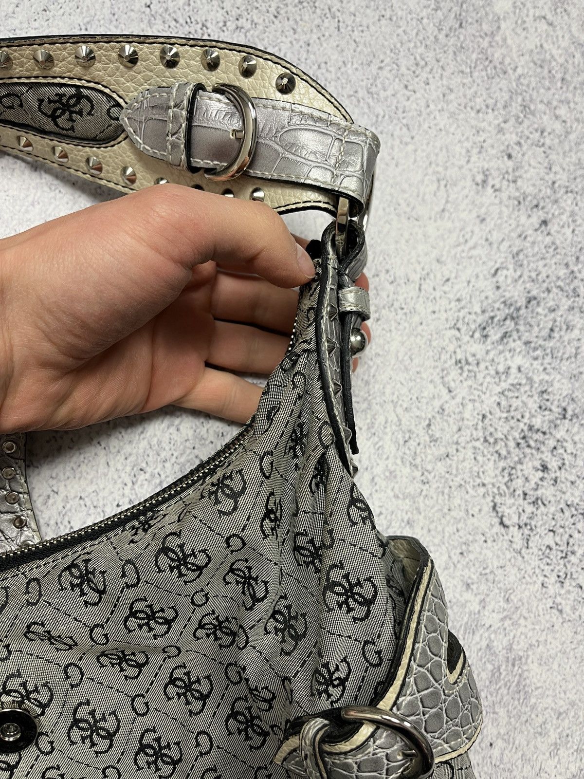 Guess Vintage Guess Monogram Y2K Shoulder Bag Hype Streetwear Size ONE SIZE - 8 Thumbnail