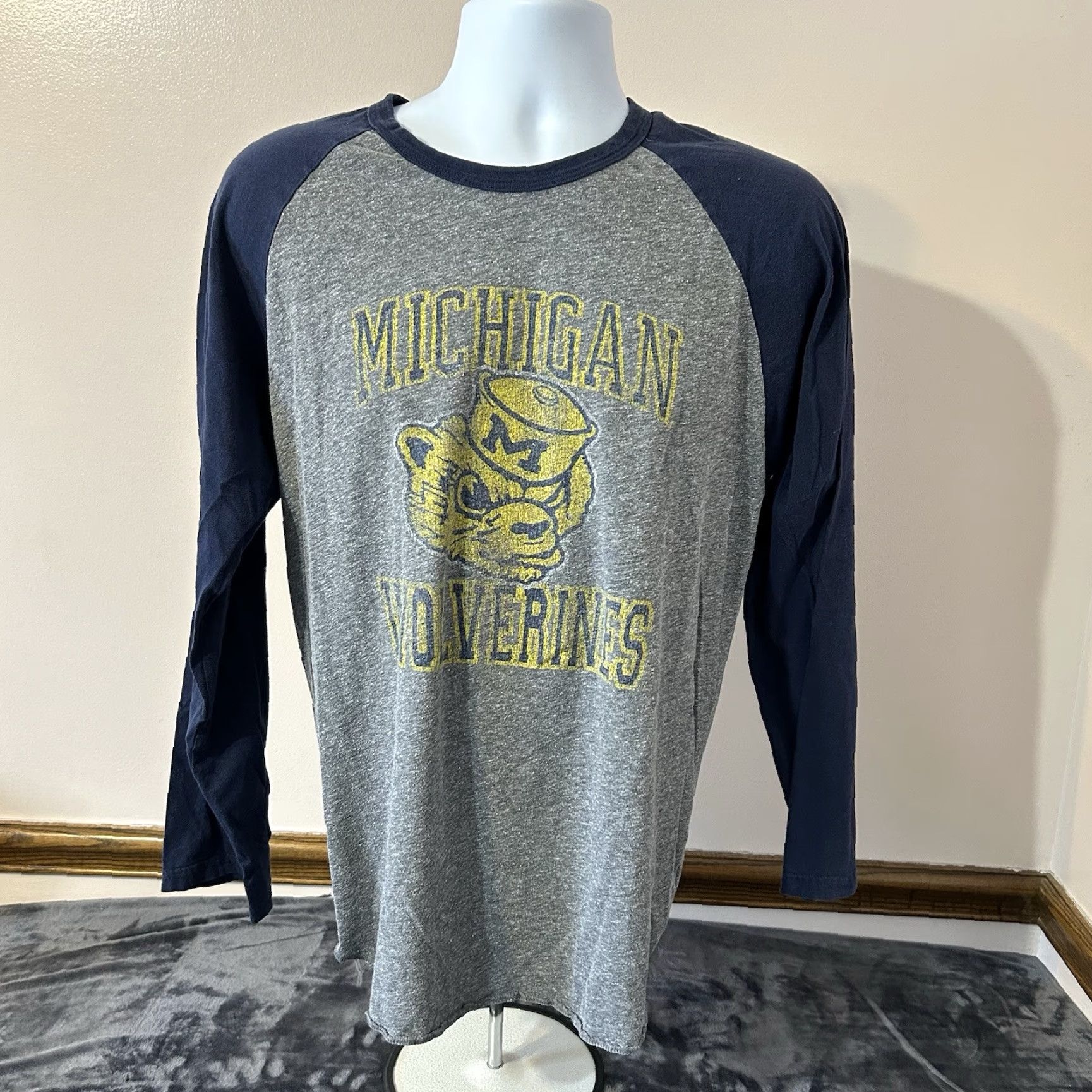 Vintage VINTAGE University Of Michigan Wolverines Long Sleeve Shirt Men XL Gray Blue Retro Brand Size US XL / EU 56 / 4 - 4 Thumbnail