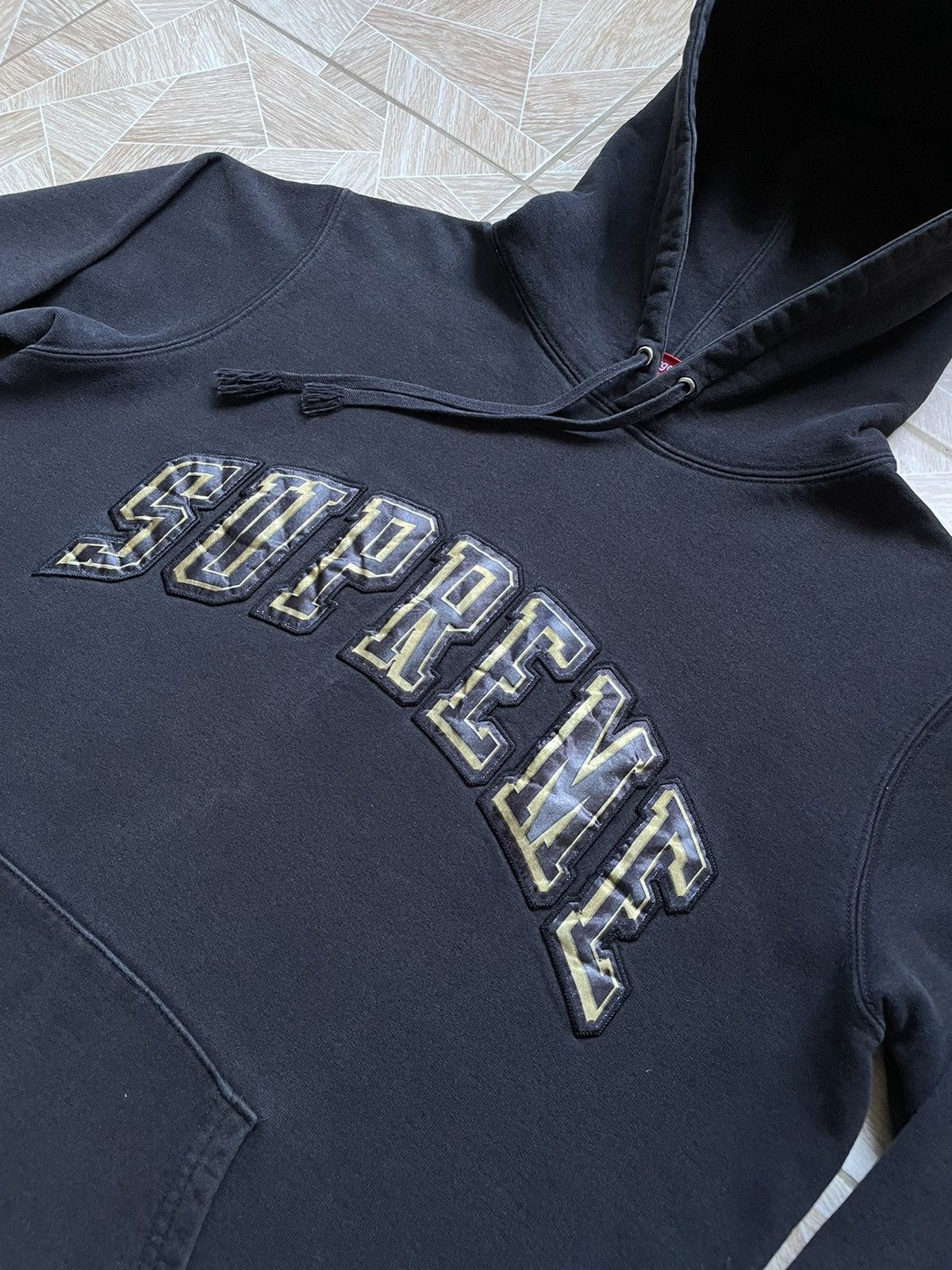 Supreme Supreme Big Gold Logo World Famous Hoodie Black Made Canada Size US L / EU 52-54 / 3 - 2 Thumbnail