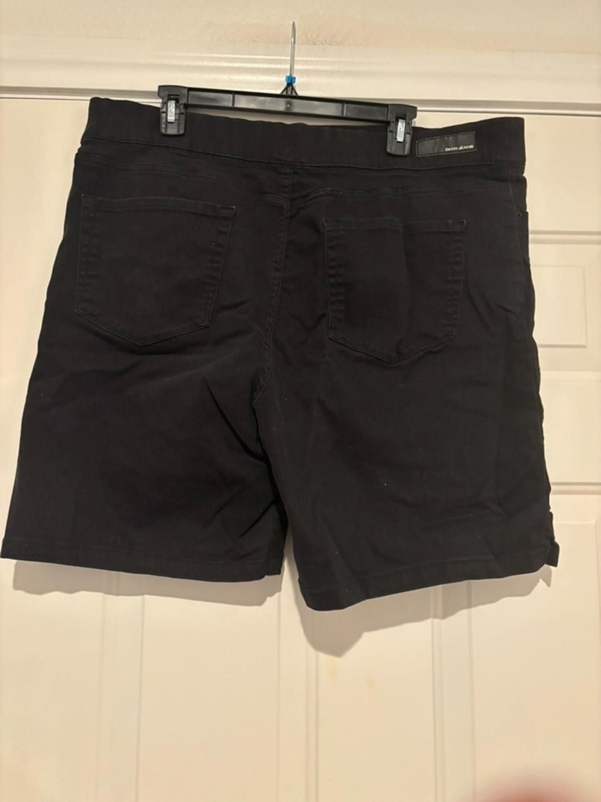 Chicos Womens sz 12 Chicos So Slimming black shorts #572 Size 42" / US 20 - 1 Thumbnail