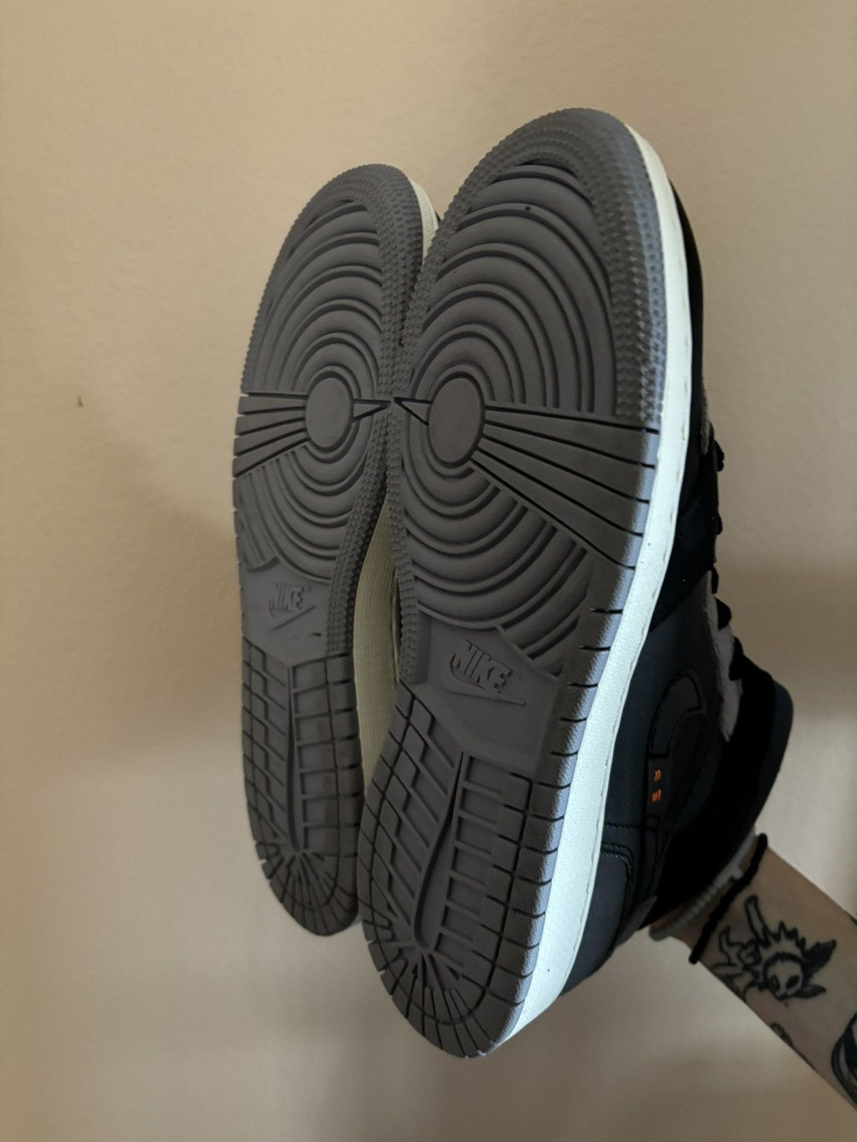 Jordan Brand Air Jordan 1 Mid SE Craft GS 'Inside Out - Black' Size US 6.5 / EU 39-40 - 5 Thumbnail