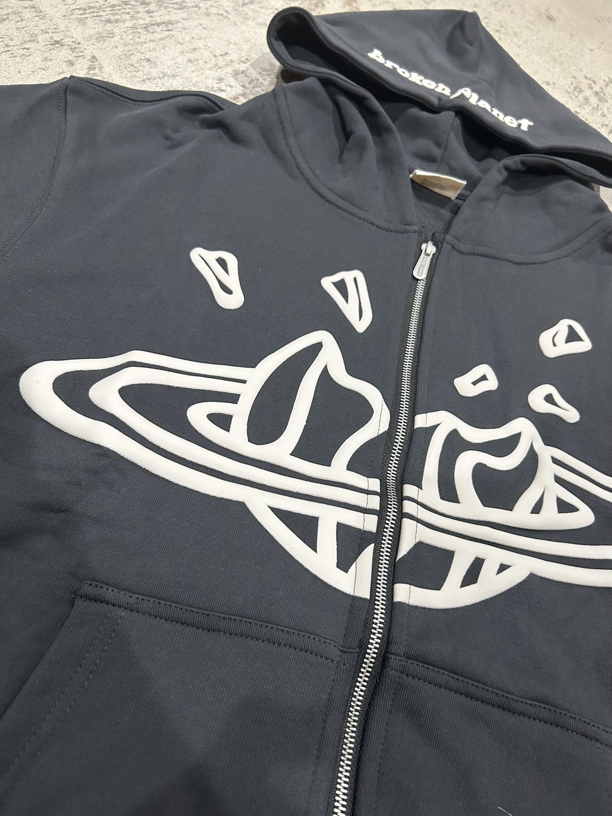 Hoodie Broken Planet Unisexe – Noir, Taille S, Coton, Sweat à Capuche Imprimé, Occasion