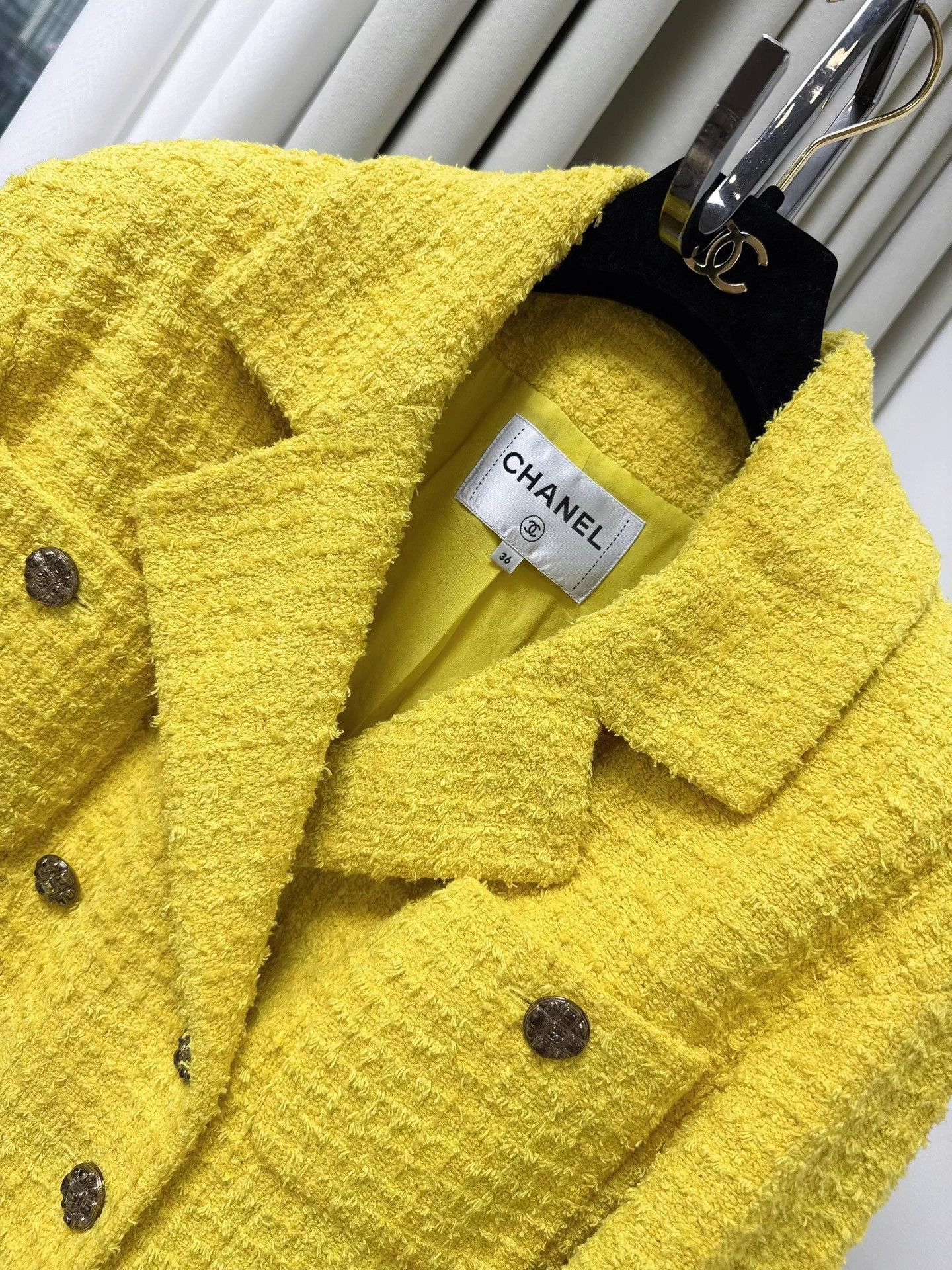 Chanel Chanel 22SS Lemon Yellow Tweed Agate Button Short Jacket 36 Size XS / US 0-2 / IT 36-38 - 3 Thumbnail