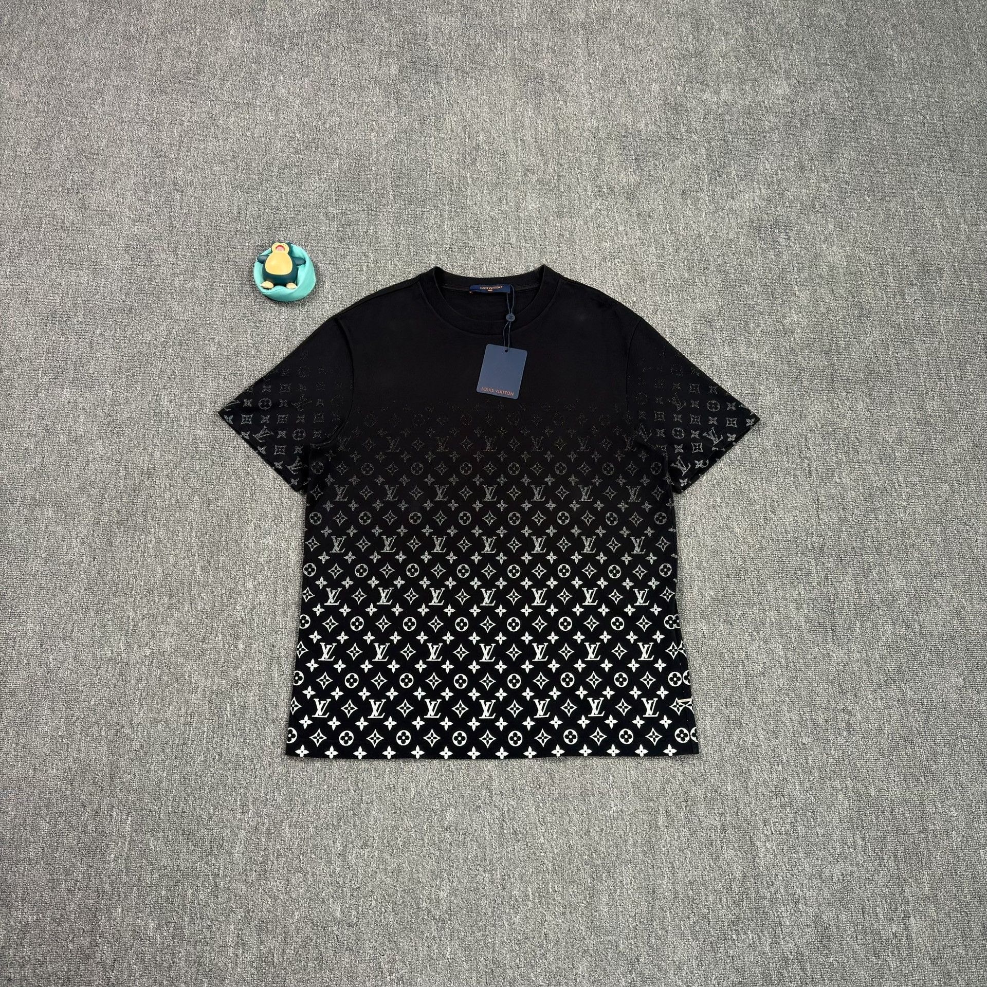 Louis Vuitton Louis Vuitton Gradient Monogram T-Shirt XL Size US XL / EU 56 / 4 - 1 Thumbnail