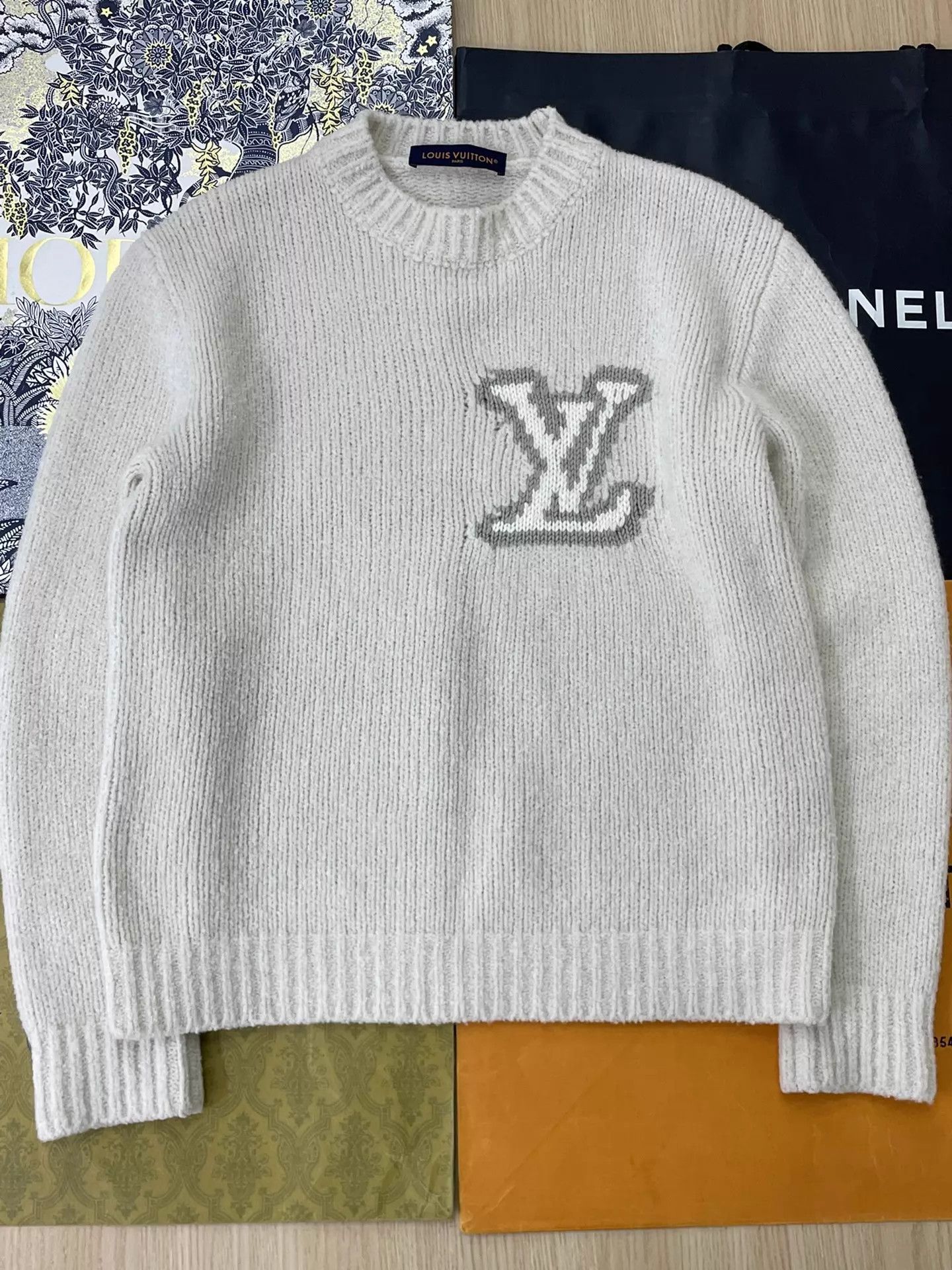 Louis Vuitton LV big logo unisex M sweater Size US M / EU 48-50 / 2 - 1 Thumbnail