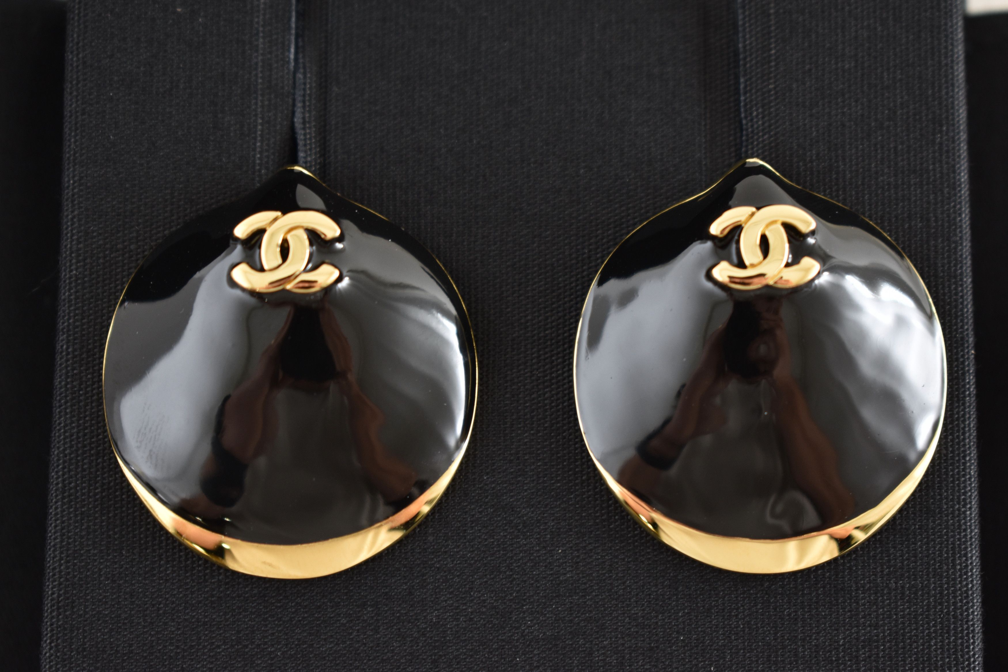 Chanel 26M Coco Beach Gold Shell Seashell CC Logo Dangle Earrings Size ONE SIZE - 3 Thumbnail
