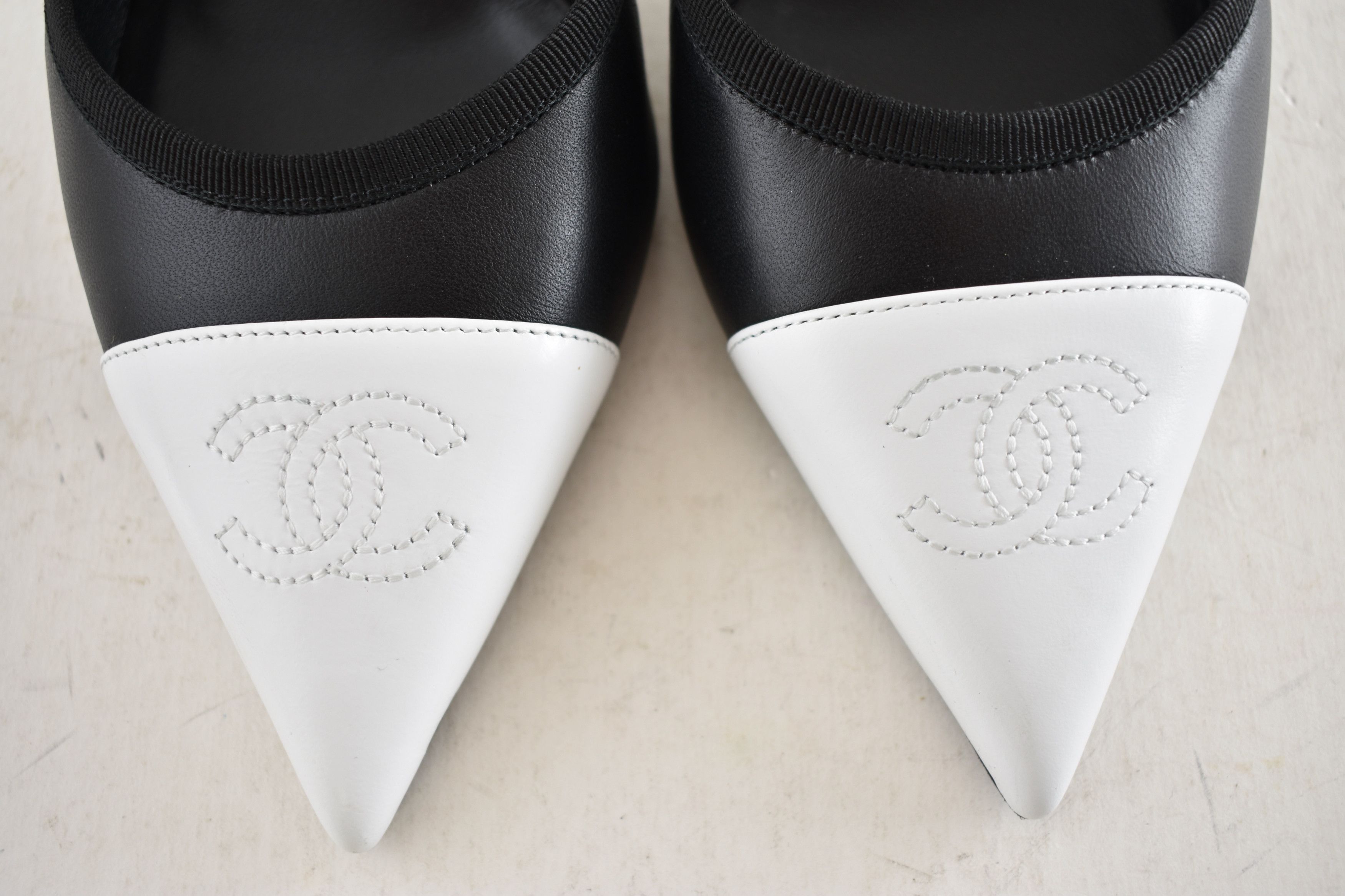 Chanel 26P White CC Logo Pointed Toe Slingback Mule Heel Pump 39.5 Size US 9.5 / IT 39.5 - 13 Thumbnail