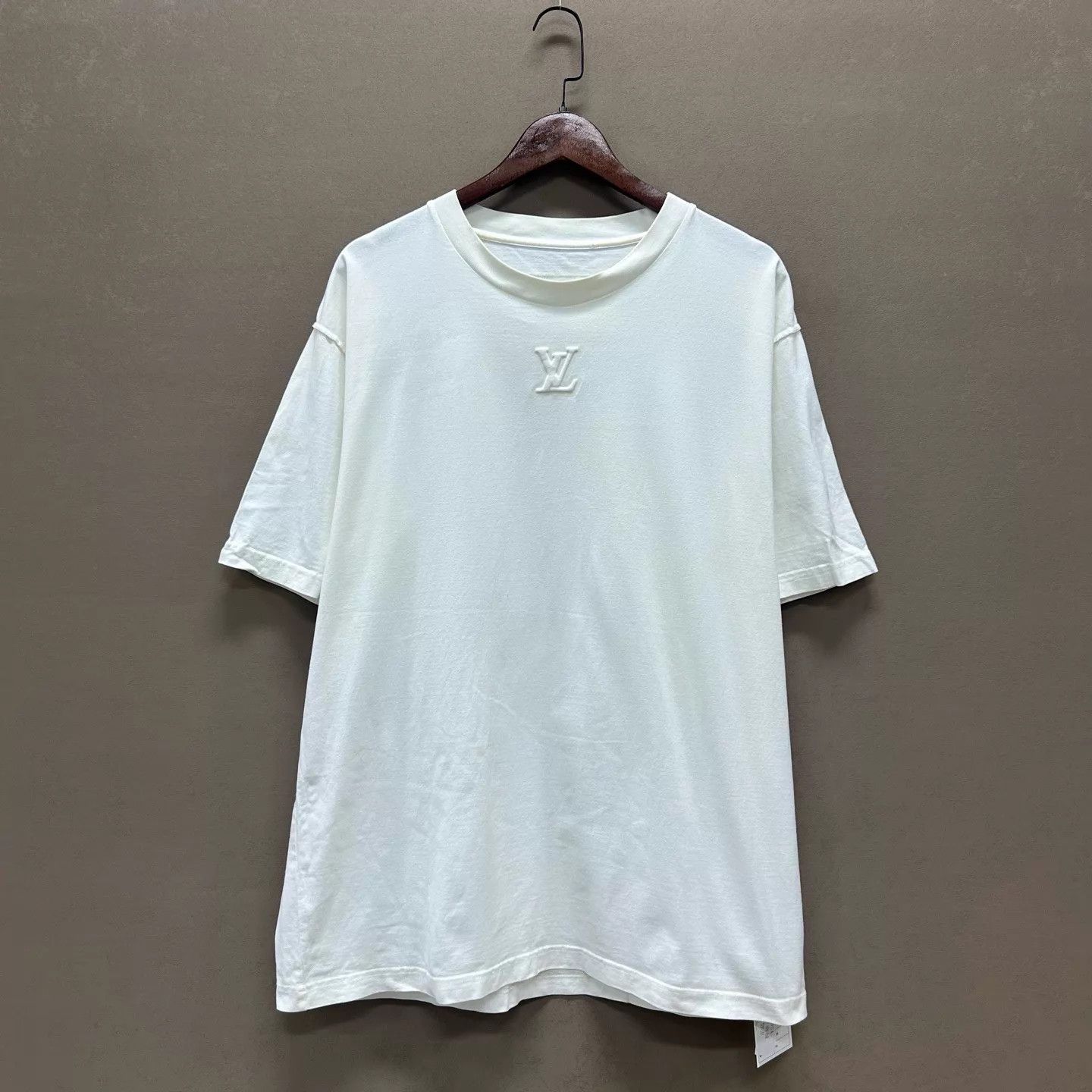 Louis Vuitton LOUIS VUITTON 98 New Embossed Logo Tee XXL Size US XXL / EU 58 / 5 - 1 Thumbnail