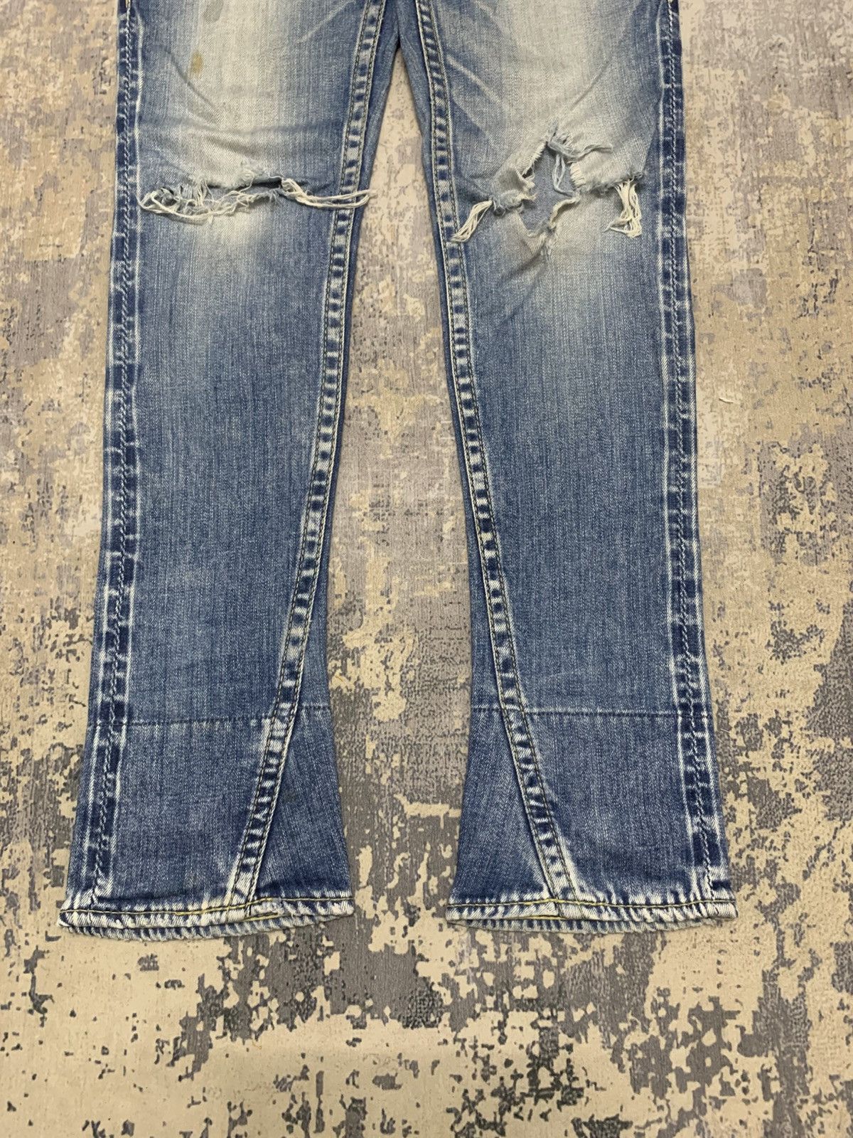 Japanese Brand One Piece x Rodeo Crowns Japanese Distressed Flared Jeans Size 32" / US 10 / IT 46 - 3 Thumbnail