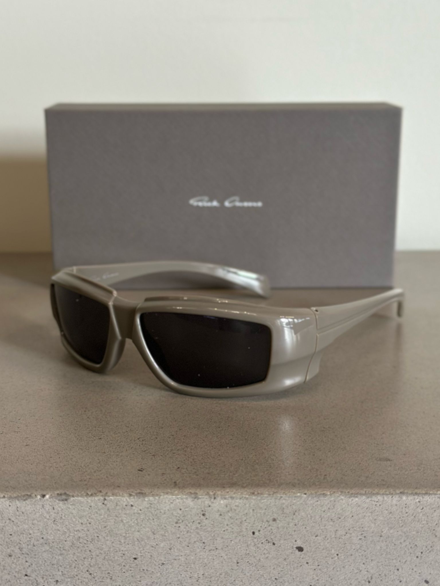 Rick Owens o1la1rc1a0325 Size: OS / Sunglasses in Dust Grey Size ONE SIZE - 1 Thumbnail