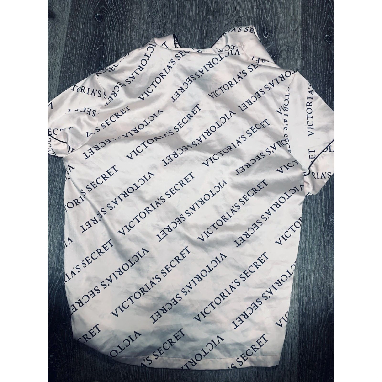 Victoria's Secret Victoria's Secret Pajama Top Satin Short Sleeve Iconic Pink Medium Women's Regular Satin Capri Logo Button Size M / US 6-8 / IT 42-44 - 3 Thumbnail