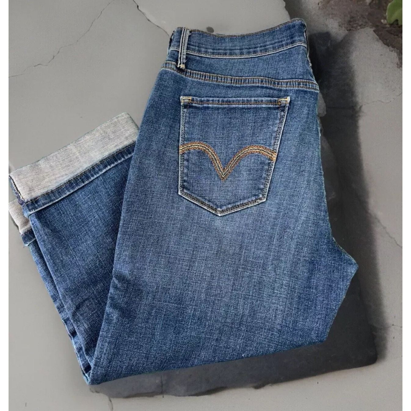 Levi's Levi 515 Size 8 Denim Jean Cuffed Capri Women’s Medium Wash Size 30" / US 8 / IT 44 - 2 Thumbnail