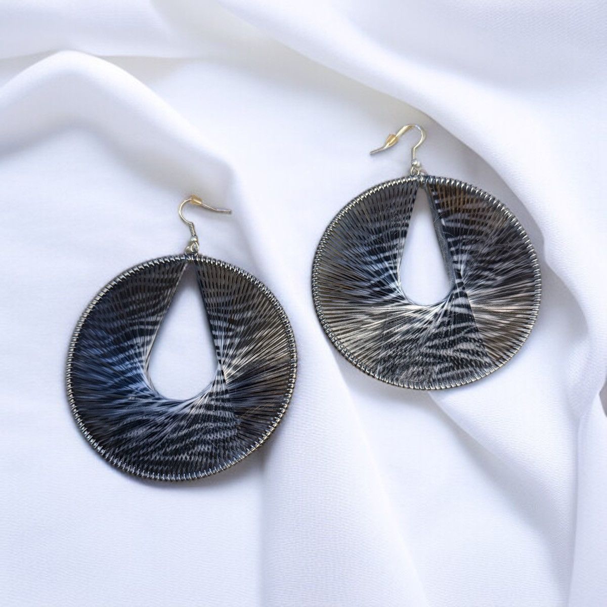 Other Large silver tone gray gradient thread hoop earrings Size ONE SIZE - 1 Thumbnail