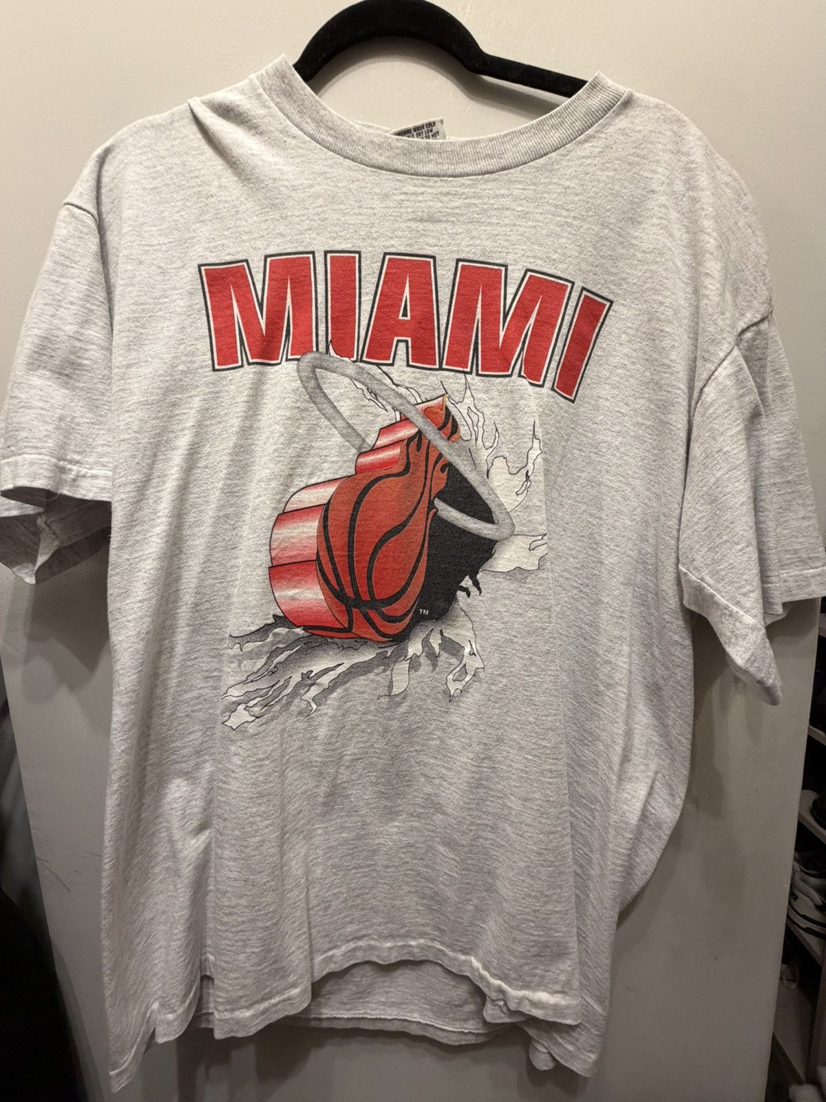 NBA Vintage Y2K Miami Heat Shirt Size US XL / EU 56 / 4 - 1 Thumbnail