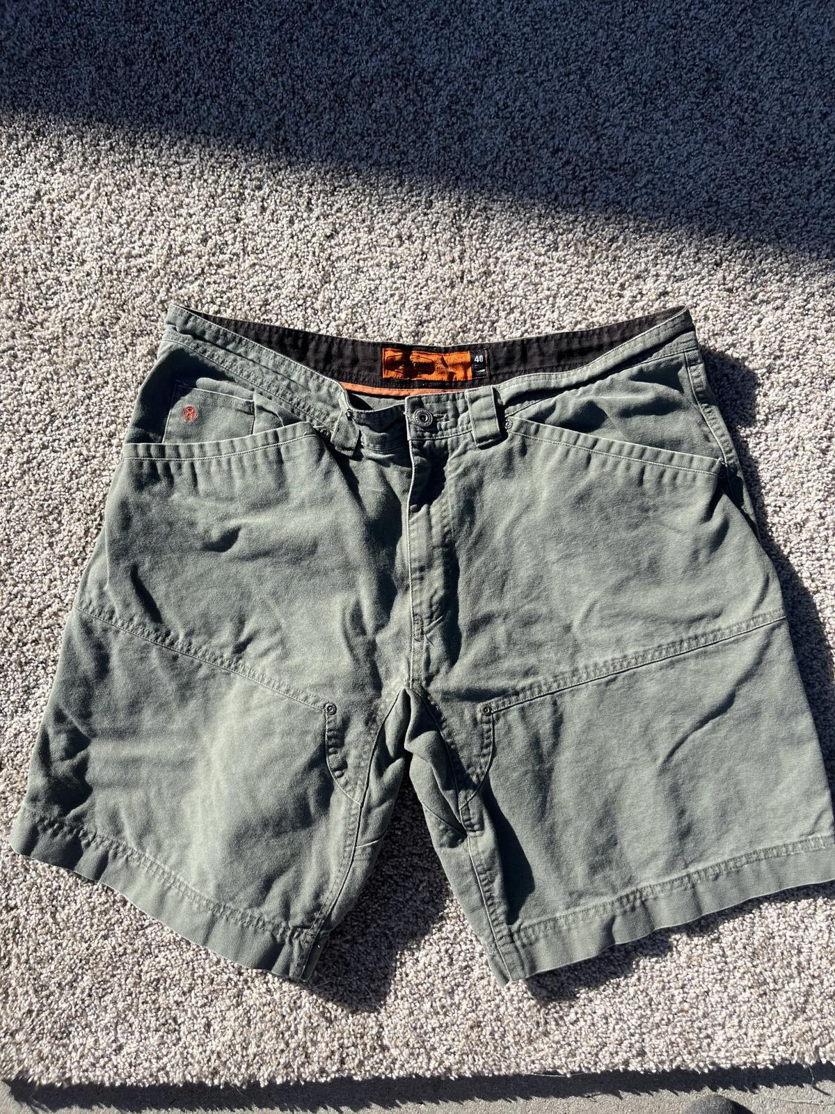 Other Stylish Green Cargo Shorts for Outdoor Adventures Size US 40 / EU 56 - 1 Thumbnail