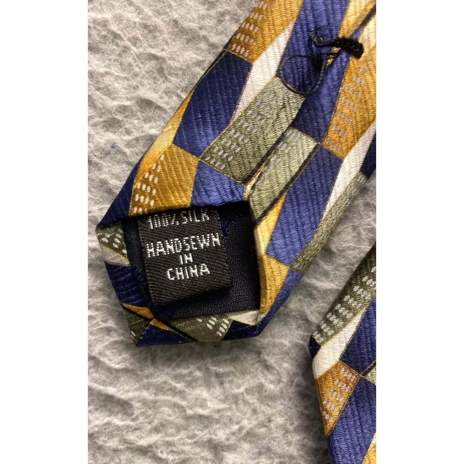 Vintage VINTAGE Jos A Bank Tie Mens Brown Blue Geometric Necktie Silk Preppy Work Formal Size ONE SIZE - 3 Thumbnail