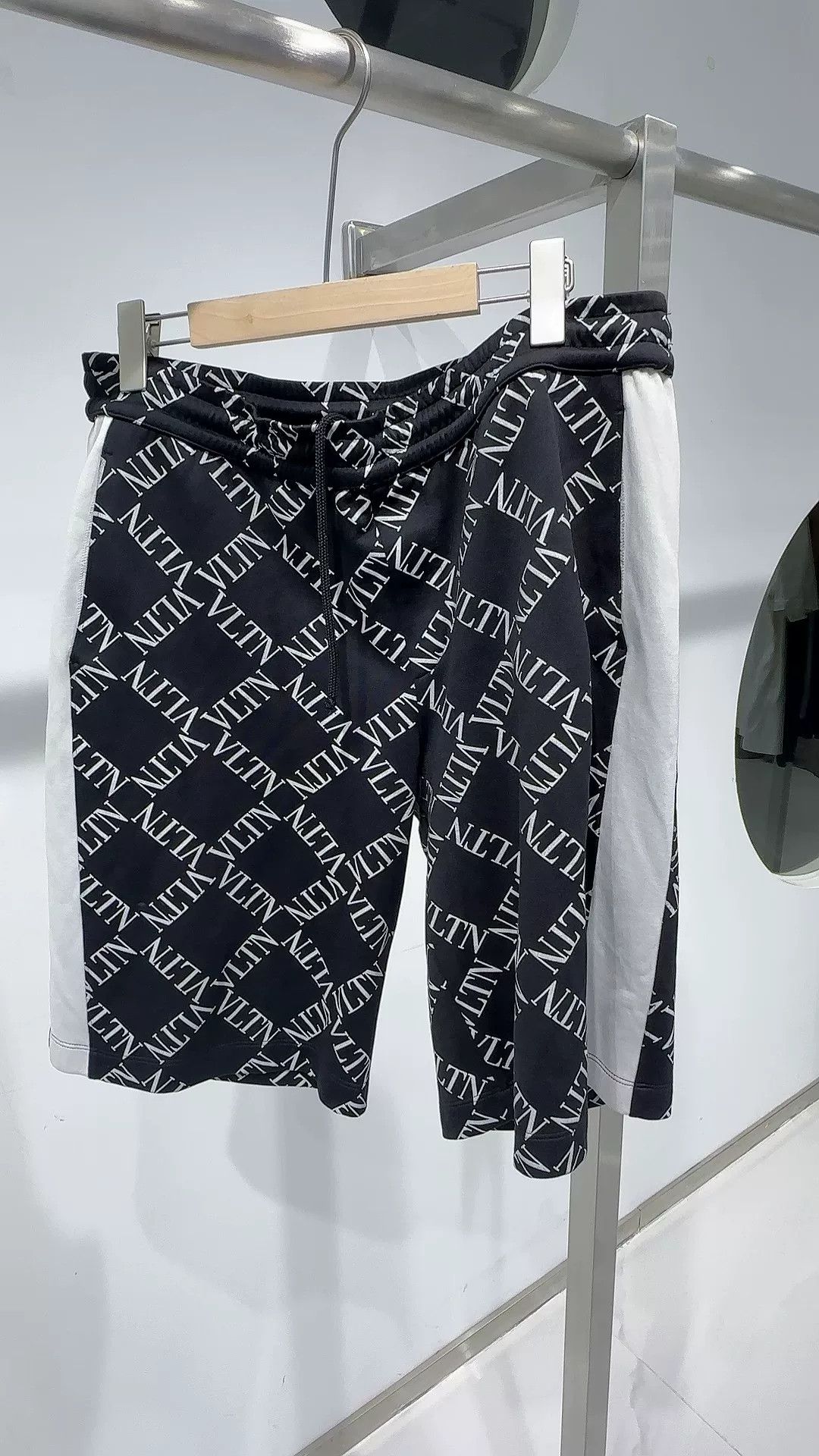 Valentino Valentino Black Logo Print Shorts Size US 33 - 1 Thumbnail