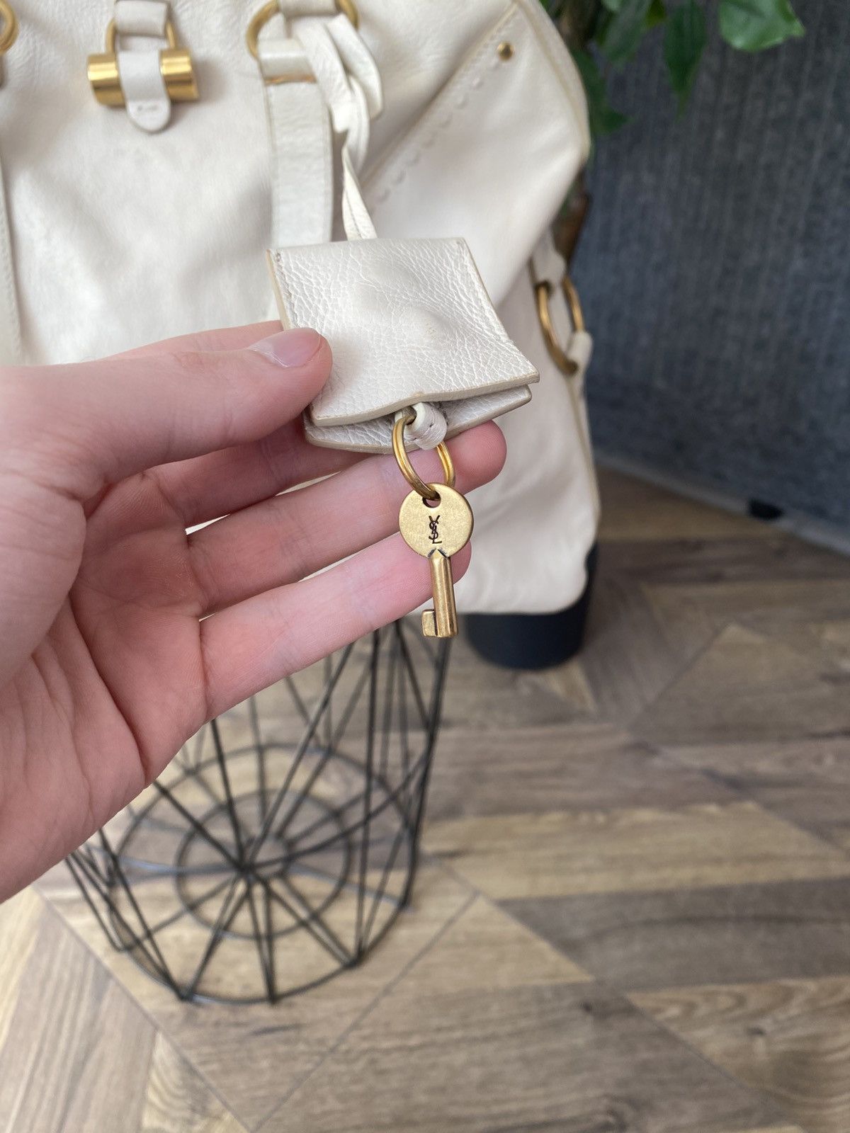 Yves Saint Laurent Vintage Yves Saint Laurent Cream Leather "Large Muse" Bag Size ONE SIZE - 3 Thumbnail