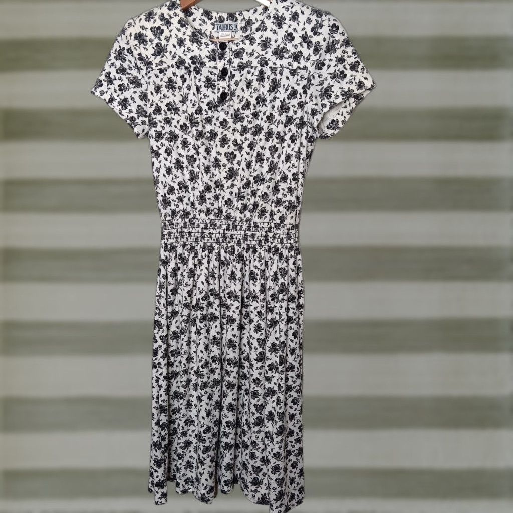 Vintage VINTAGE Flowers Dress Shirt Dress Casual Womens 8 White Black Floral Knit ILGWU Cottagecore USA Vintage Yes Size M / US 6-8 / IT 42-44 - 1 Thumbnail