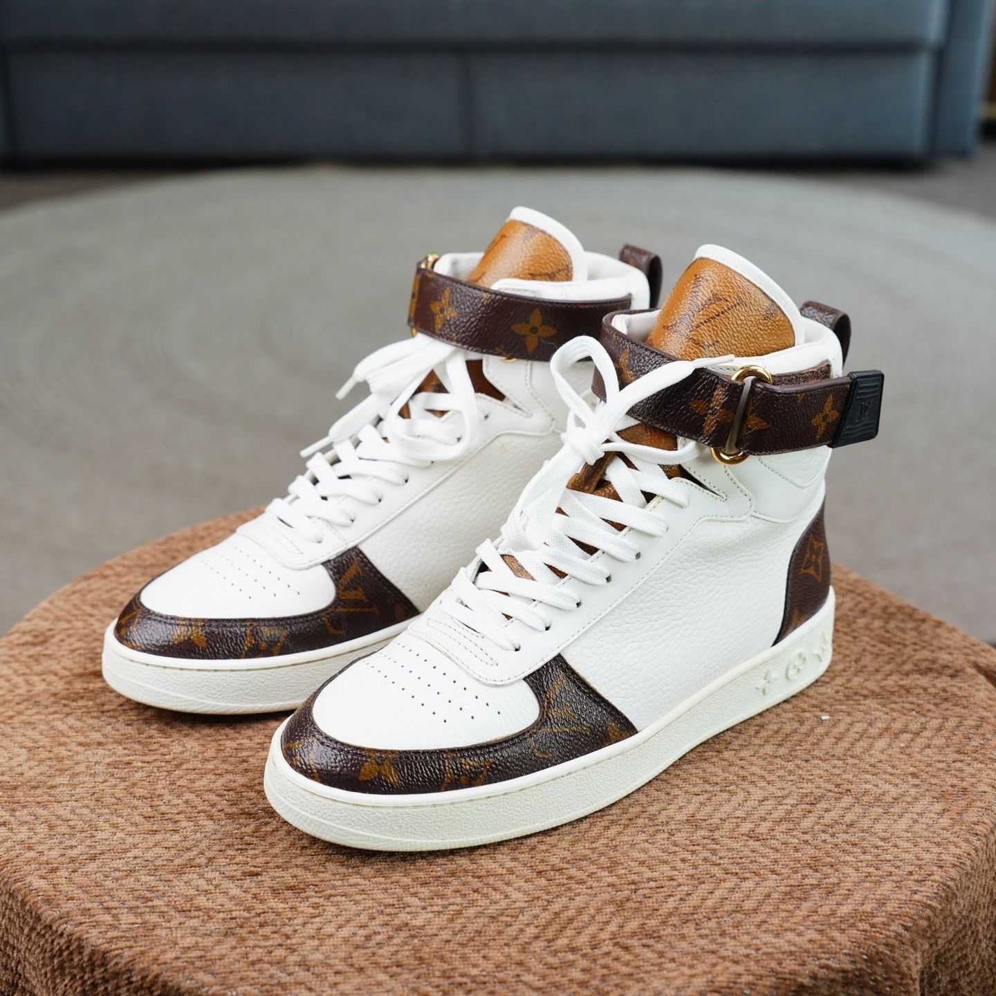 Louis Vuitton Louis Vuitton White Hitop Sneakers us_7 Women Size US 7 / IT 37 - 1 Thumbnail