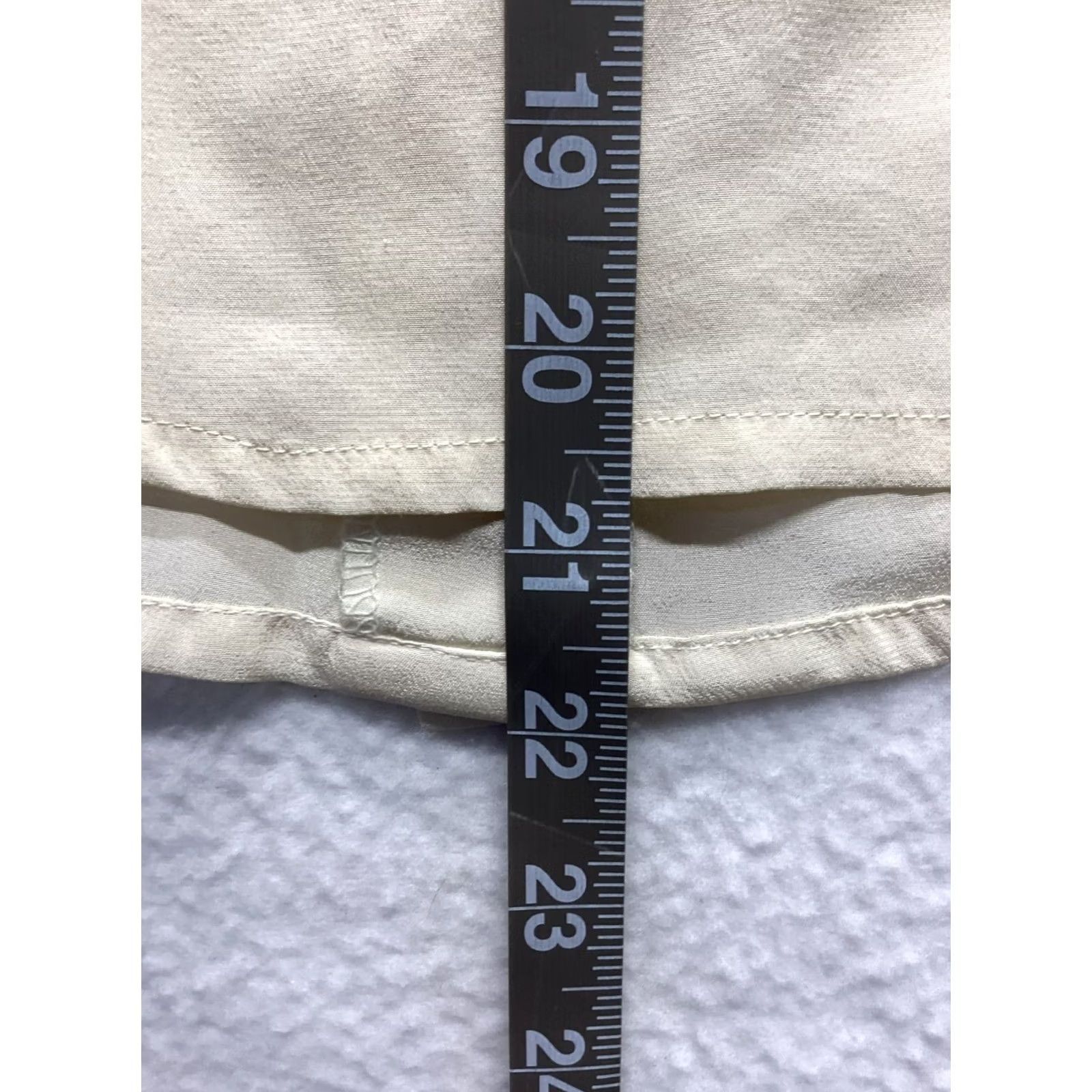 Vintage VINTAGE Casual Corner Silk Blouse Women Small Beige 100% Silk Shirts Womens Small Satin Back Buttons Good Size S / US 4 / IT 40 - 3 Thumbnail