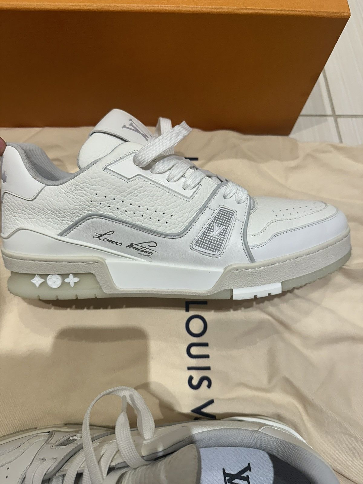 Louis Vuitton Louis Vuitton White & Grey ‘LV Sneaker’ Size US 7 / EU 40 - 15 Thumbnail