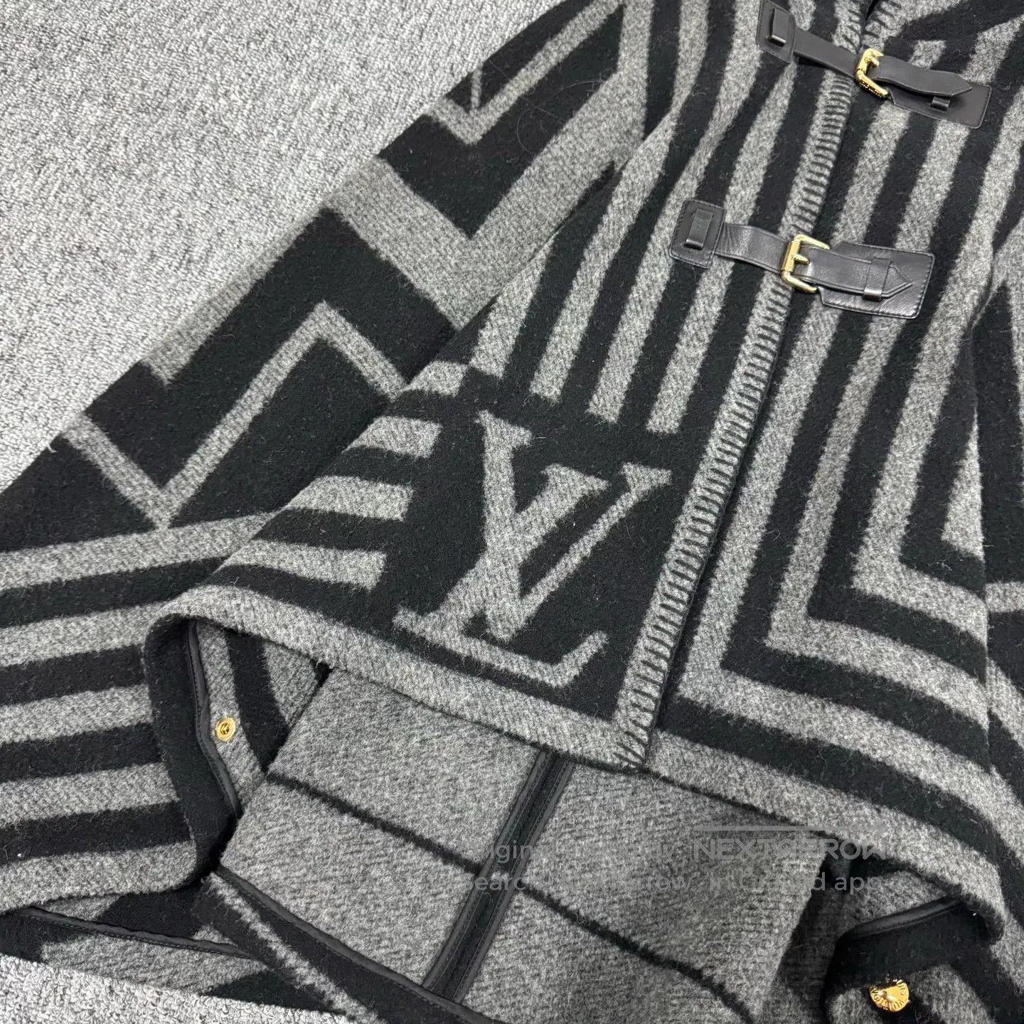 Louis Vuitton Louis Vuitton Large logo; geometric lines; cashmere cloak Size S / US 4 / IT 40 - 4 Thumbnail