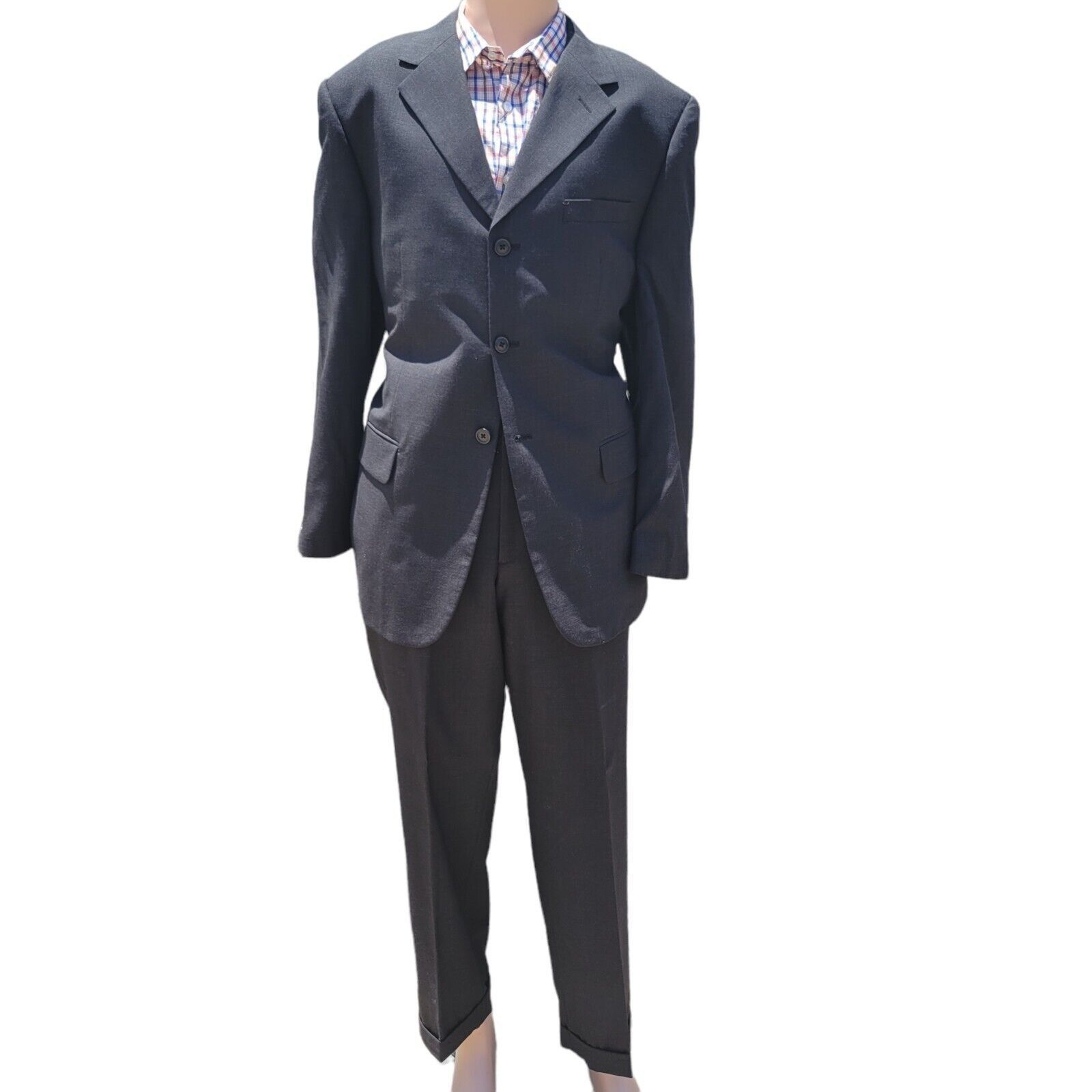 Men's 3 Button side vent wool suit. Size 43R.