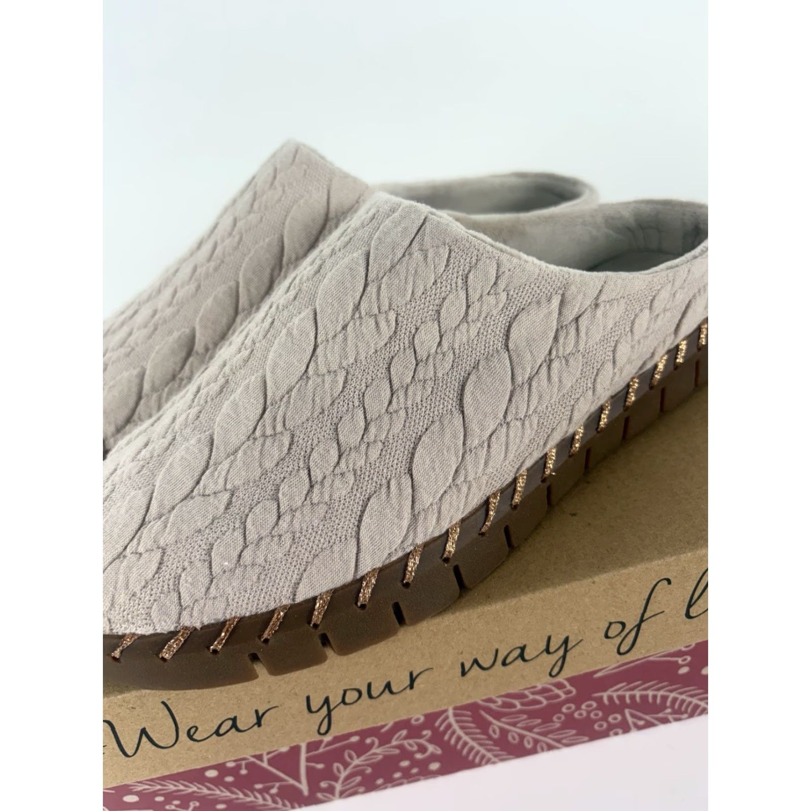 Vintage Muk Luks Slides Womens 7.5 Pink Faux Fur Comfort Cushioned Slip On Casual Platform 1in Rubber Soles Size US 7.5 / IT 37.5 - 3 Thumbnail