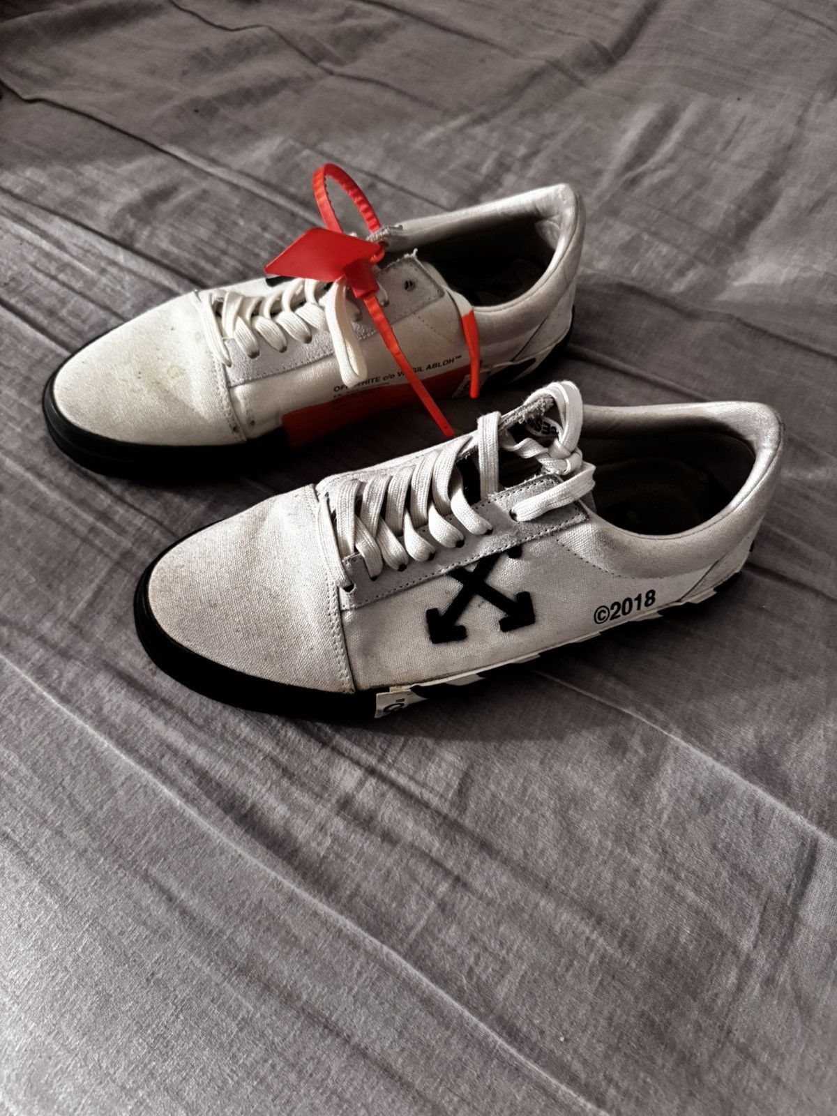 Off-White Off-White Vulcanized Low Sneakers – Size 43 (US 10) Size US 10 / EU 43 - 1 Thumbnail