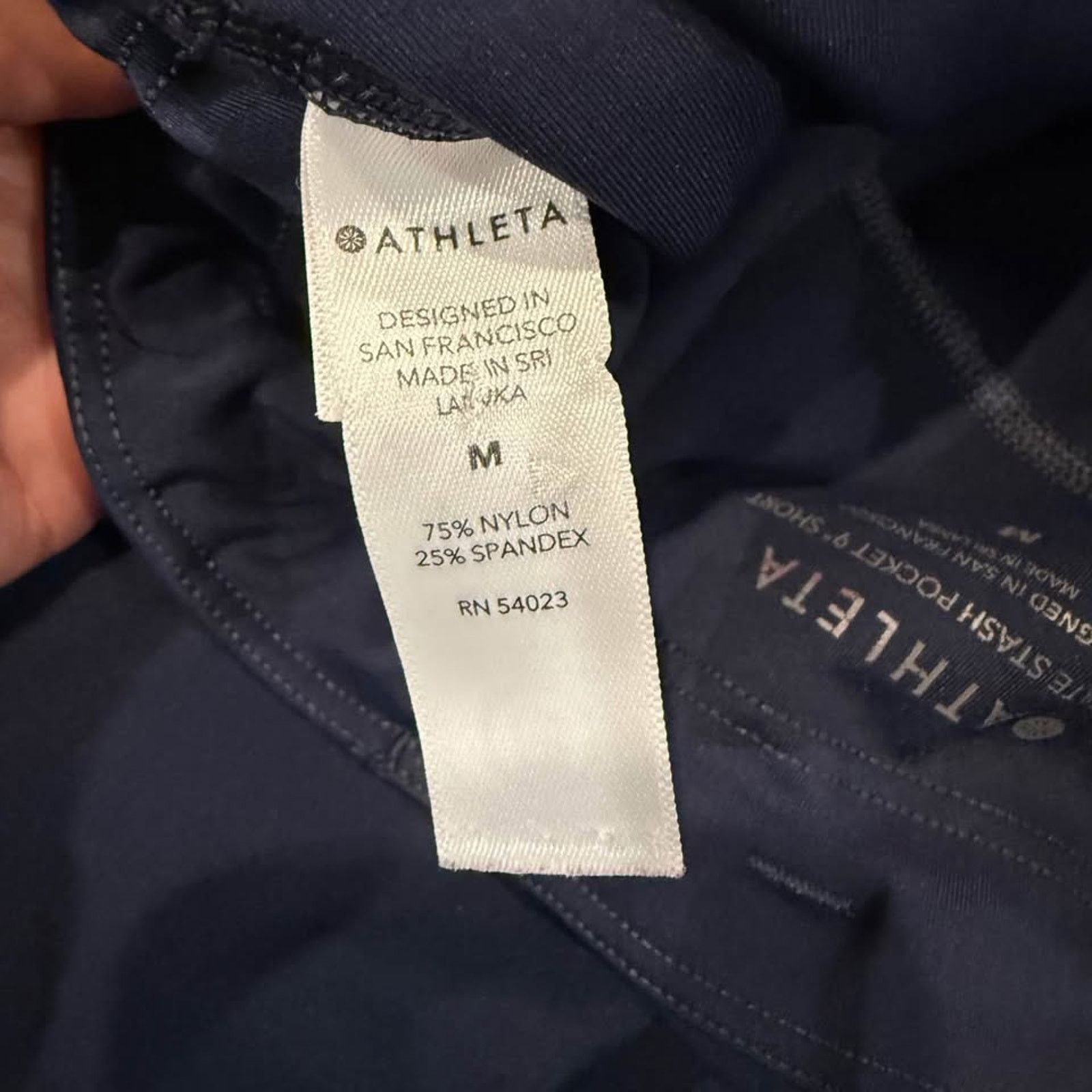 Athleta Athleta Ultimate Stash Pocket 9" Short Womens Medium Navy Size 30" / US 8 / IT 44 - 6 Thumbnail