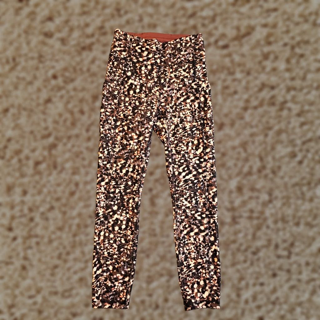 Lululemon Lululemon Pants Womens 4 Brown Invigorate Cropped Capri Stretch Compression Dots Geometric Pattern Cropped Stretchy Activewear 4 Women Mens Size 27" / US 4 / IT 40 - 1 Thumbnail