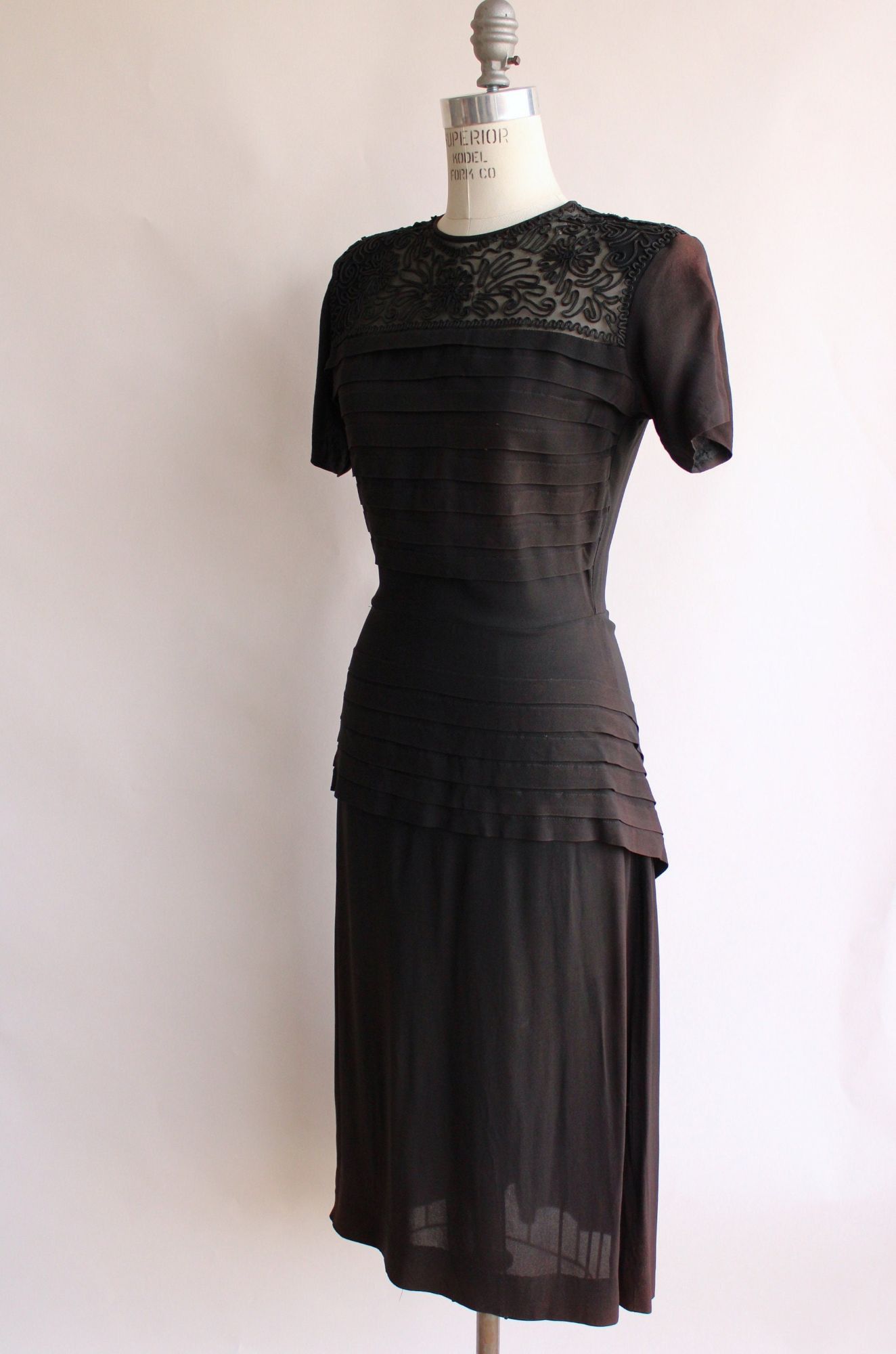Vintage Vintage 1940s Dress, Black Rayon Dress With Soutache Trim, P Size M / US 6-8 / IT 42-44 - 4 Thumbnail