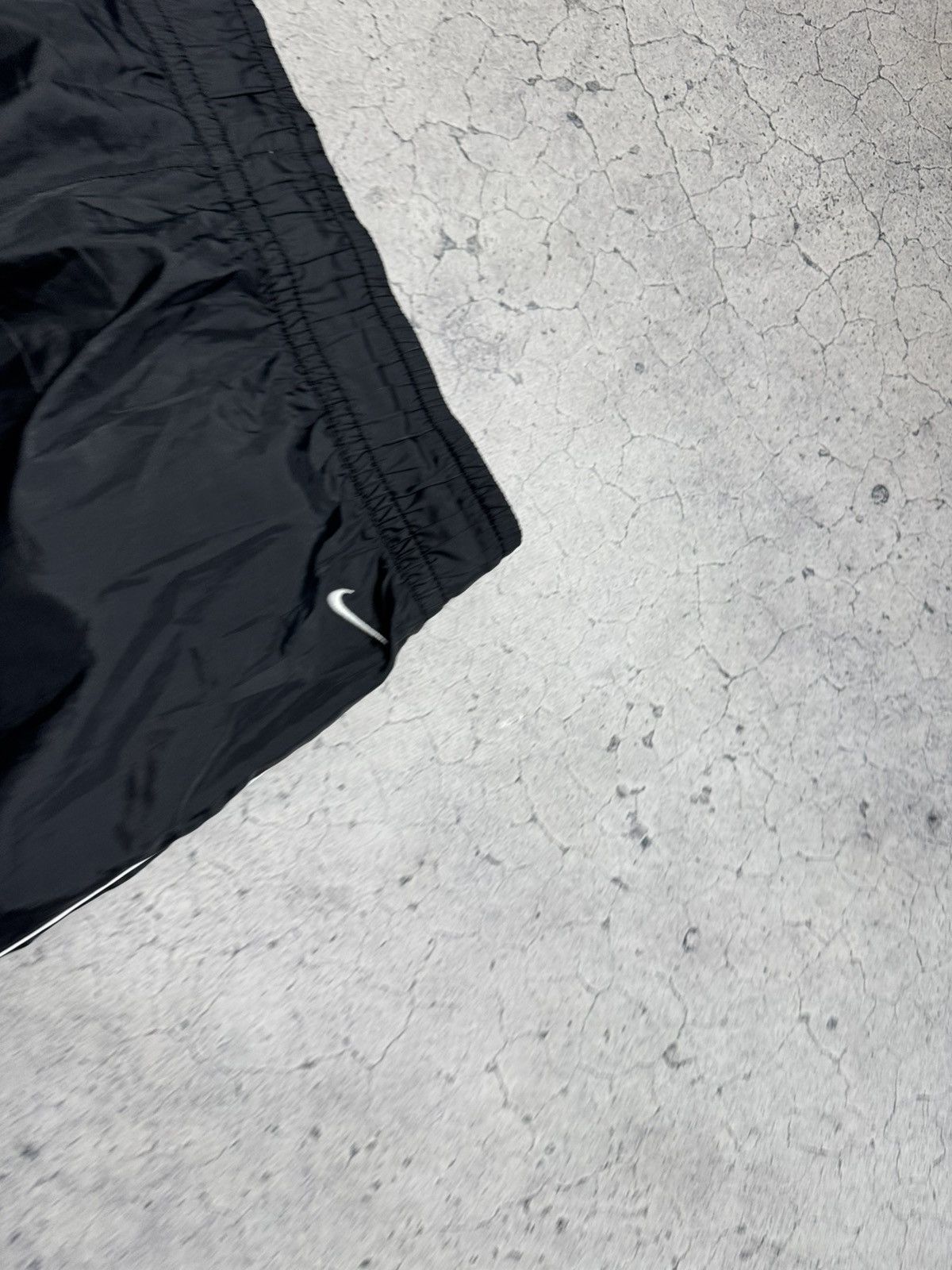 Nike Nike Nylon Vintage Baggy Track Pants Drill Swoosh Black Y2K Size US 32 / EU 48 - 8 Thumbnail