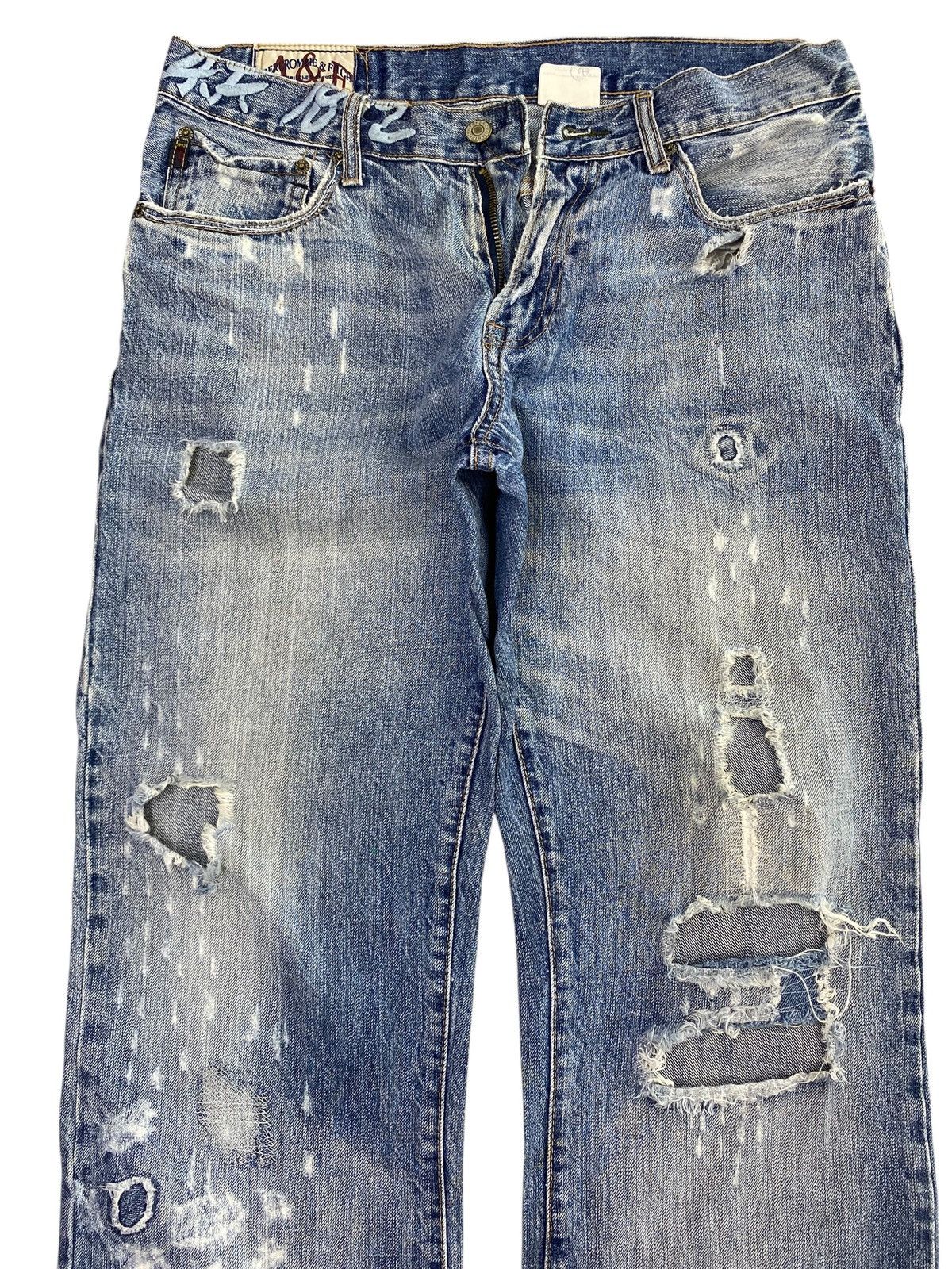Abercrombie & Fitch Abercrombie & Fitch Faded Blue Wash Style Distressed Jeans Size US 34 / EU 50 - 2 Thumbnail