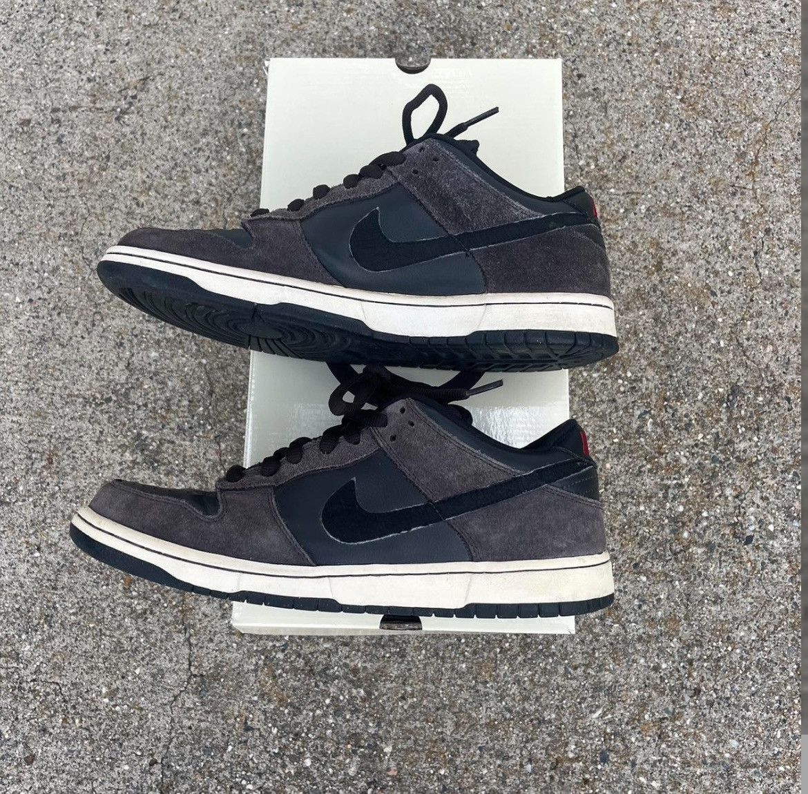Nike 2010 Nike SB Dunk Low Dark Charcoal Size US 9.5 / EU 42-43 - 2 Thumbnail