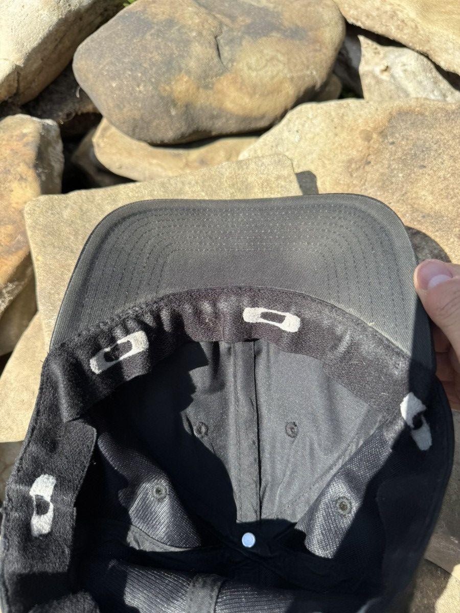Vintage Vintage Oakley Metal logo Y2k Cap Size ONE SIZE - 9 Thumbnail
