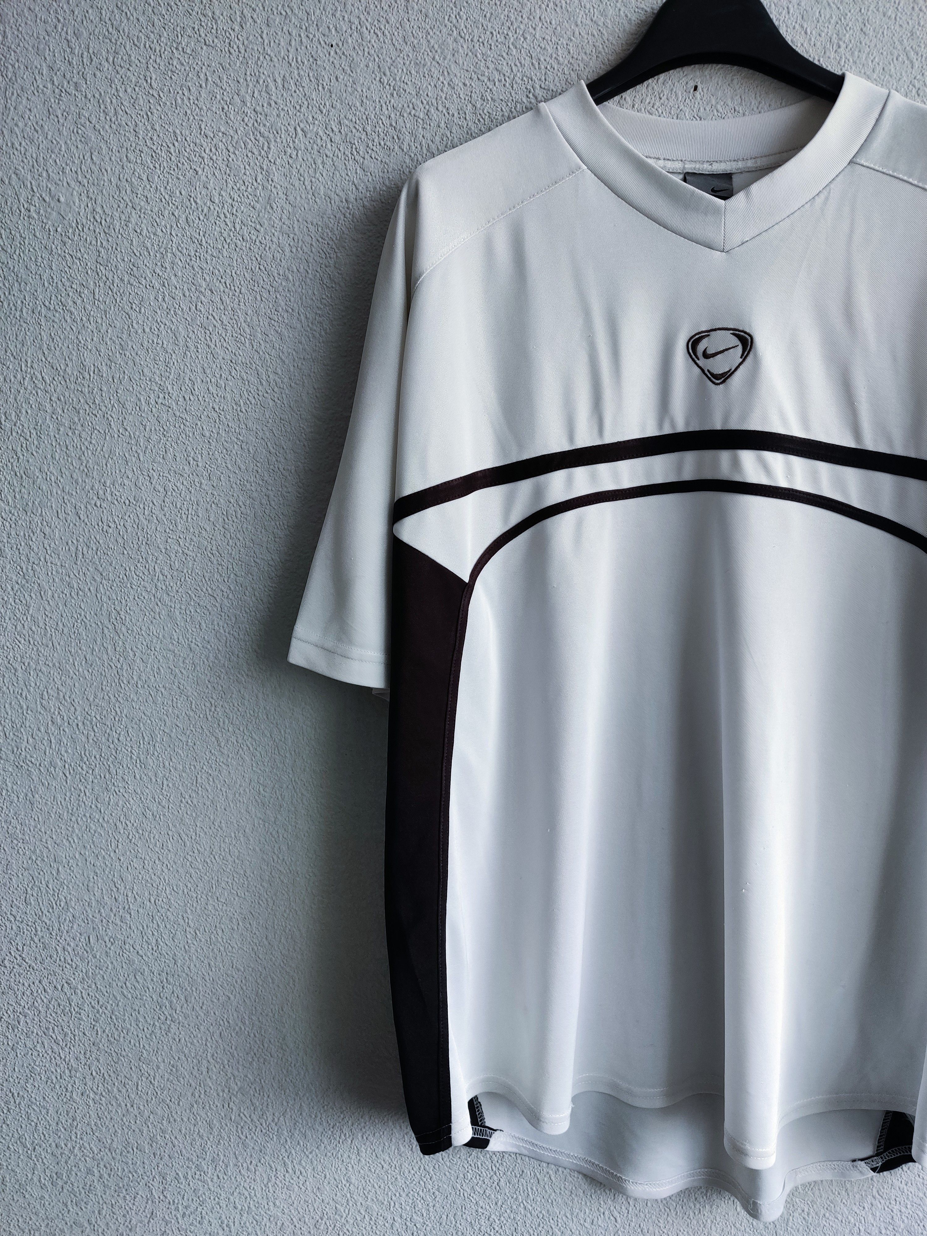 Nike Nike vintage tshirt center logo y2k 90s Size US XL / EU 56 / 4 - 5 Thumbnail