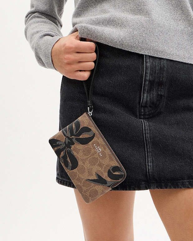 Coach NWT Corner Zip Wristlet In Signature Canvas With Bow Print Size ONE SIZE - 6 Thumbnail