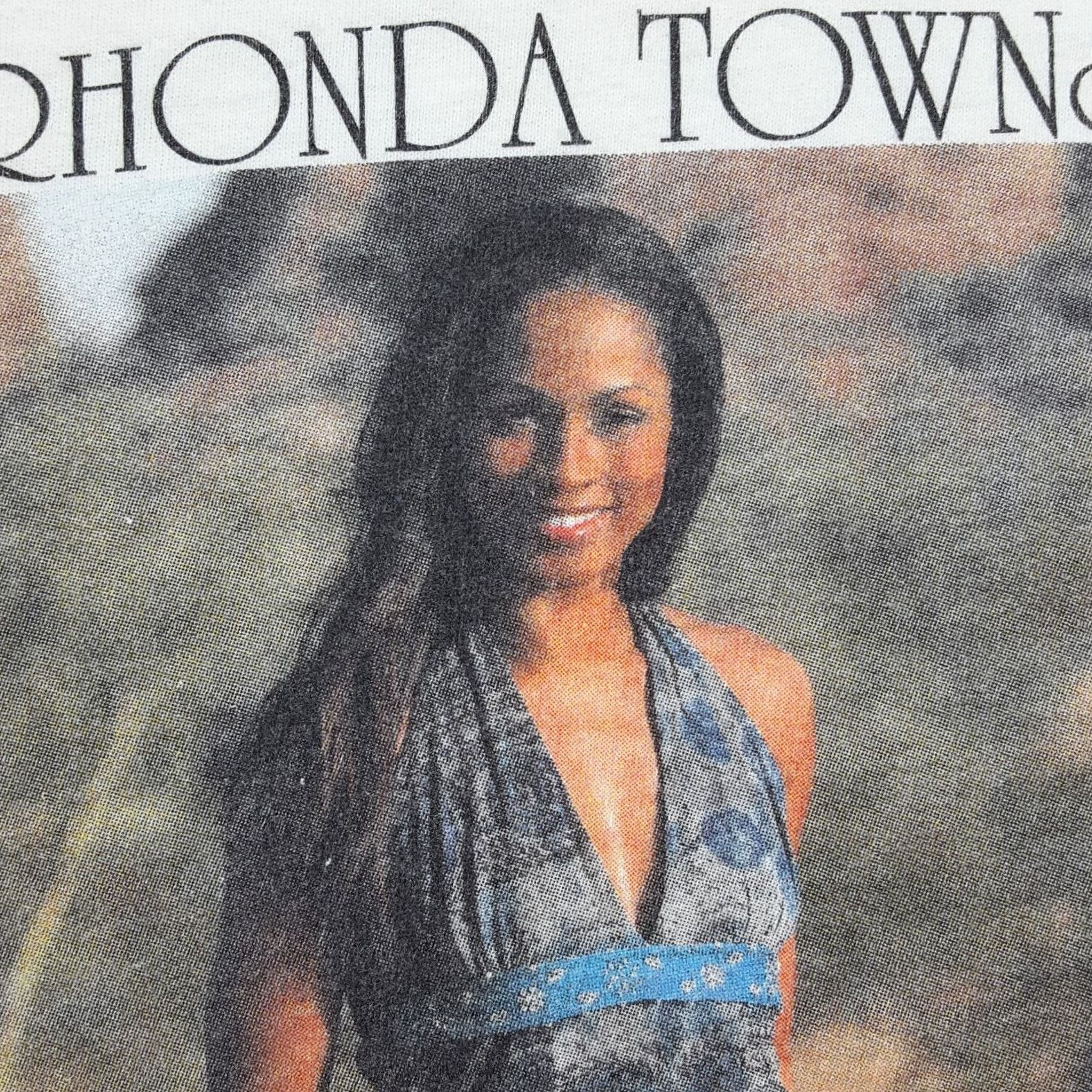 Gildan VINTAGE Rhonda Towns Country Music XL Rock Band White T Shirt Men XL Vintage Graphic Print Tour 90s Retro Country Music Size US XL / EU 56 / 4 - 7 Thumbnail