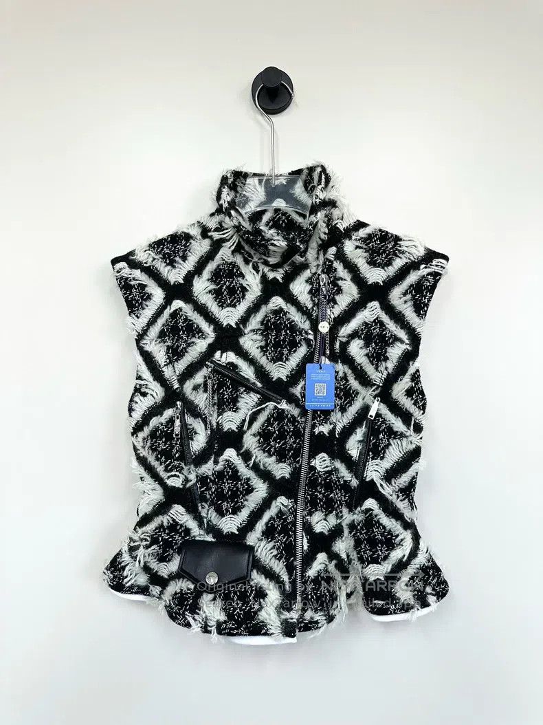 Louis Vuitton Louis Vuitton Black and white color-block zippered fur ves Size XS / US 0-2 / IT 36-38 - 1 Thumbnail