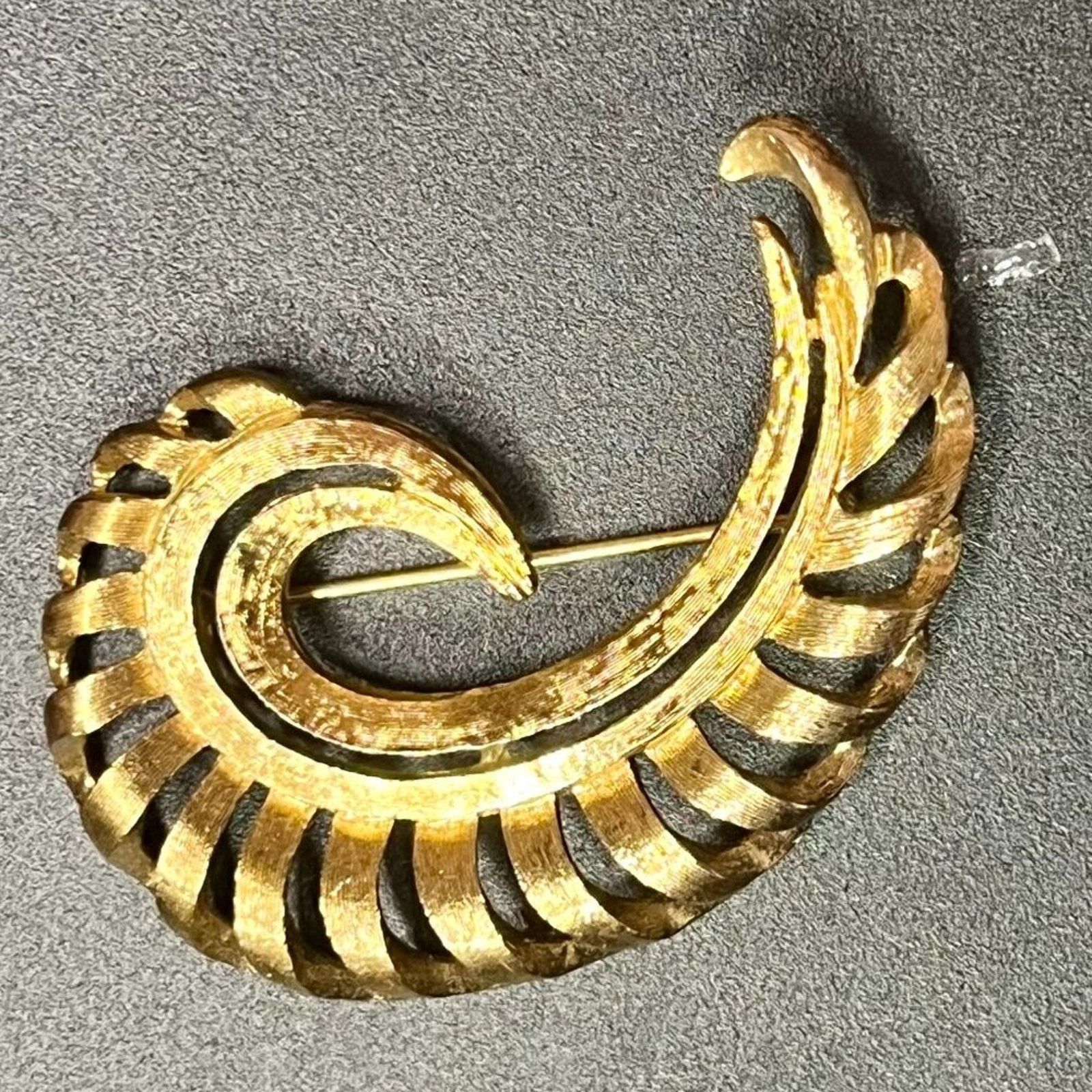 Monet Monet - Feather, Goldtone 2.25 x 1.75" Size ONE SIZE - 1 Preview